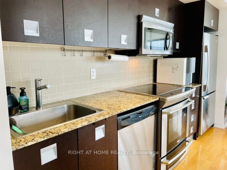 33 Charles Street E, #3207