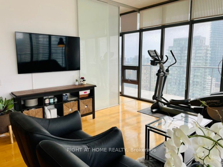 33 Charles Street E, #3207