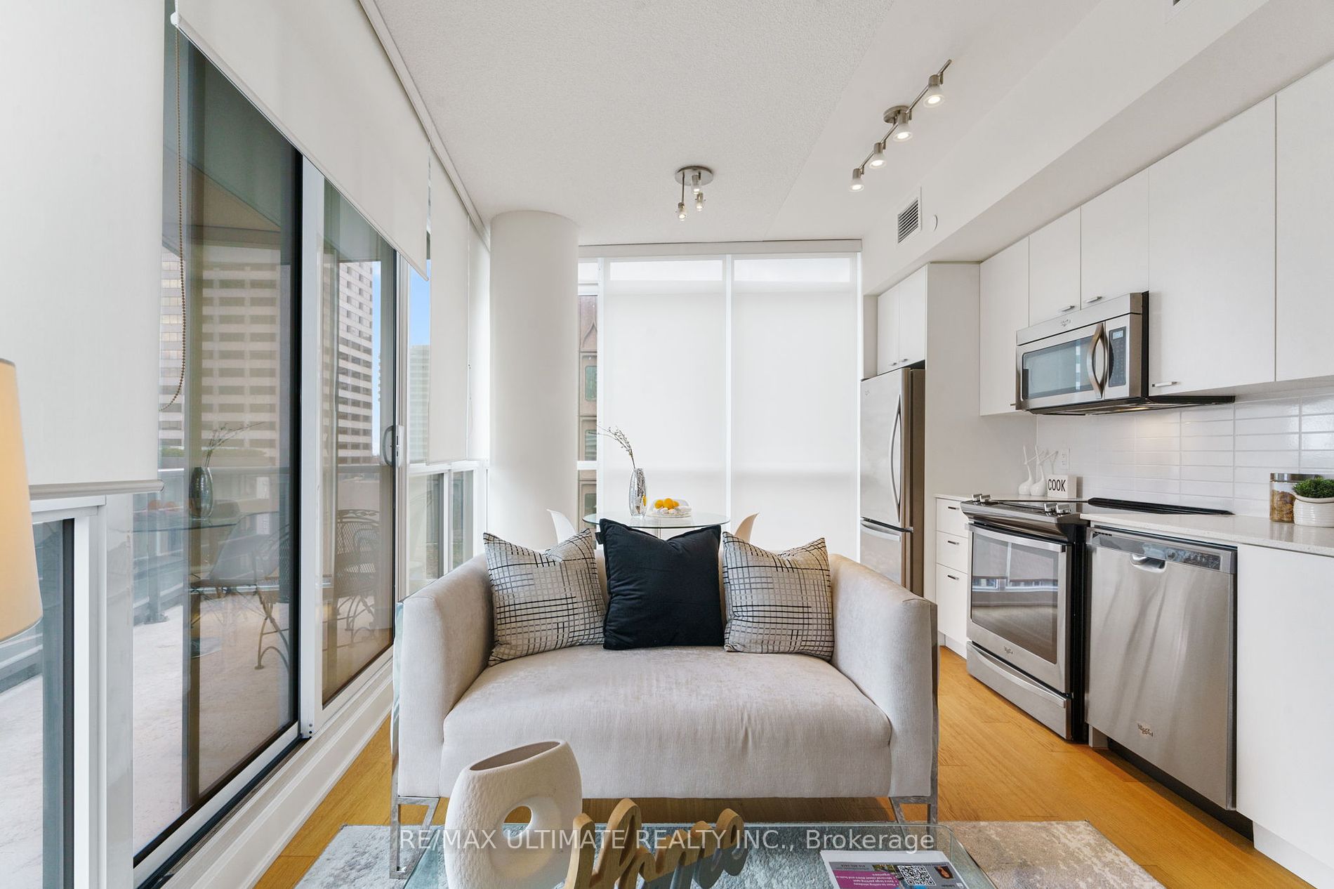 30 Roehampton Avenue, #802