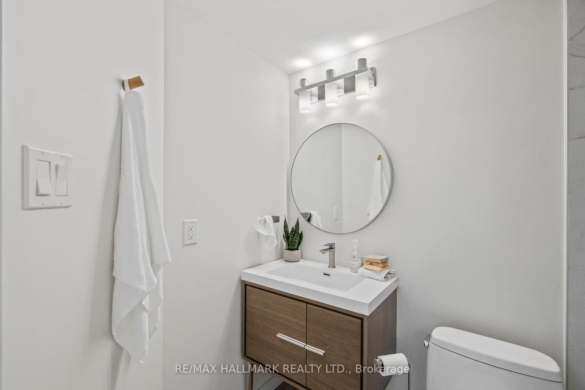 77 Harbour Sq, #502