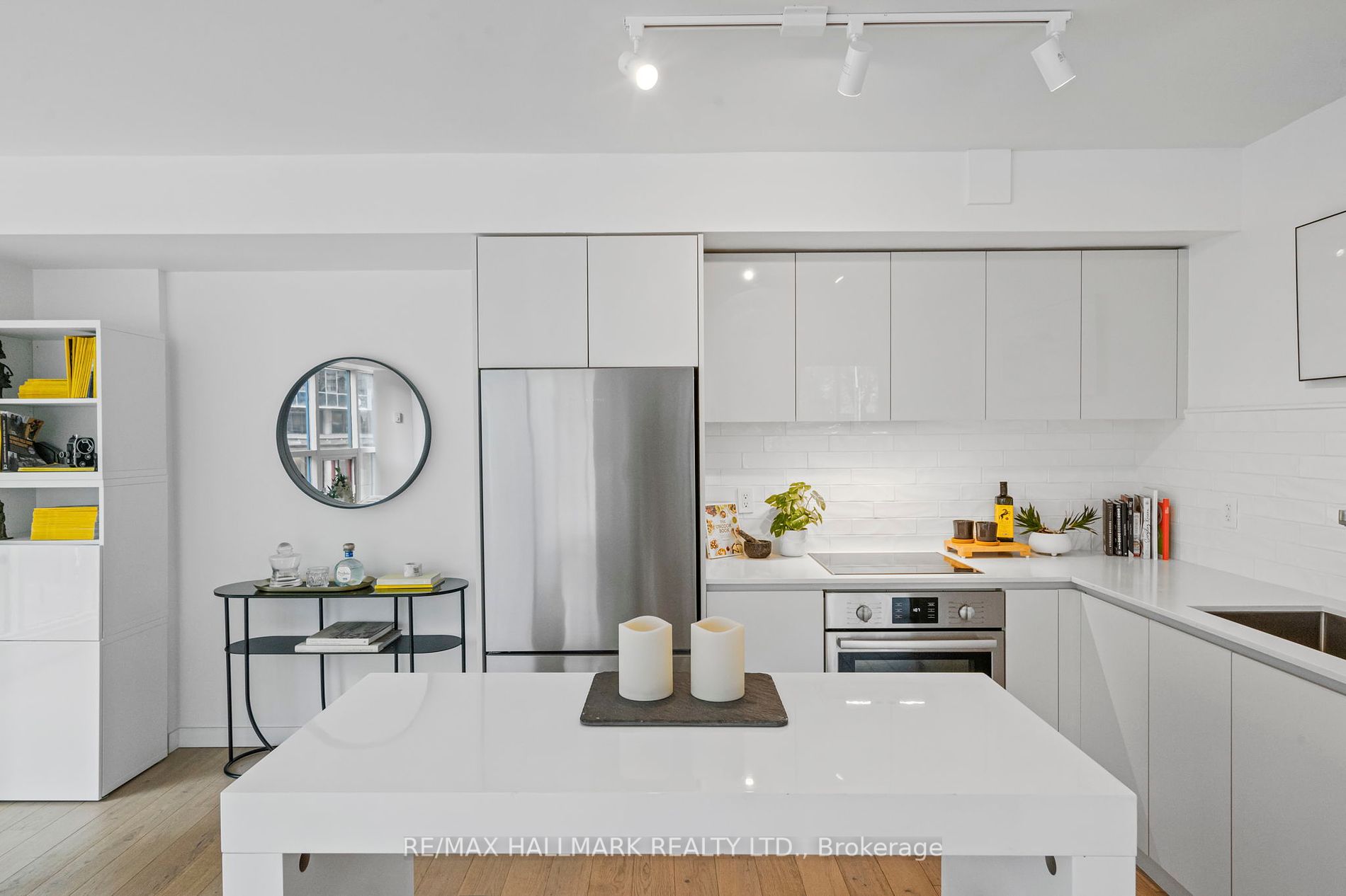 77 Harbour Sq, #502