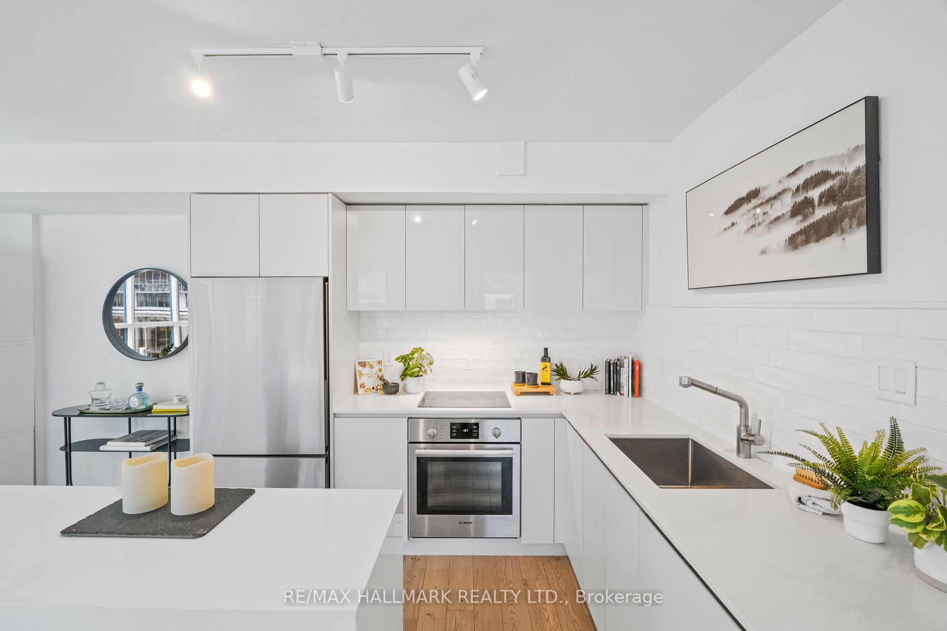 77 Harbour Sq, #502