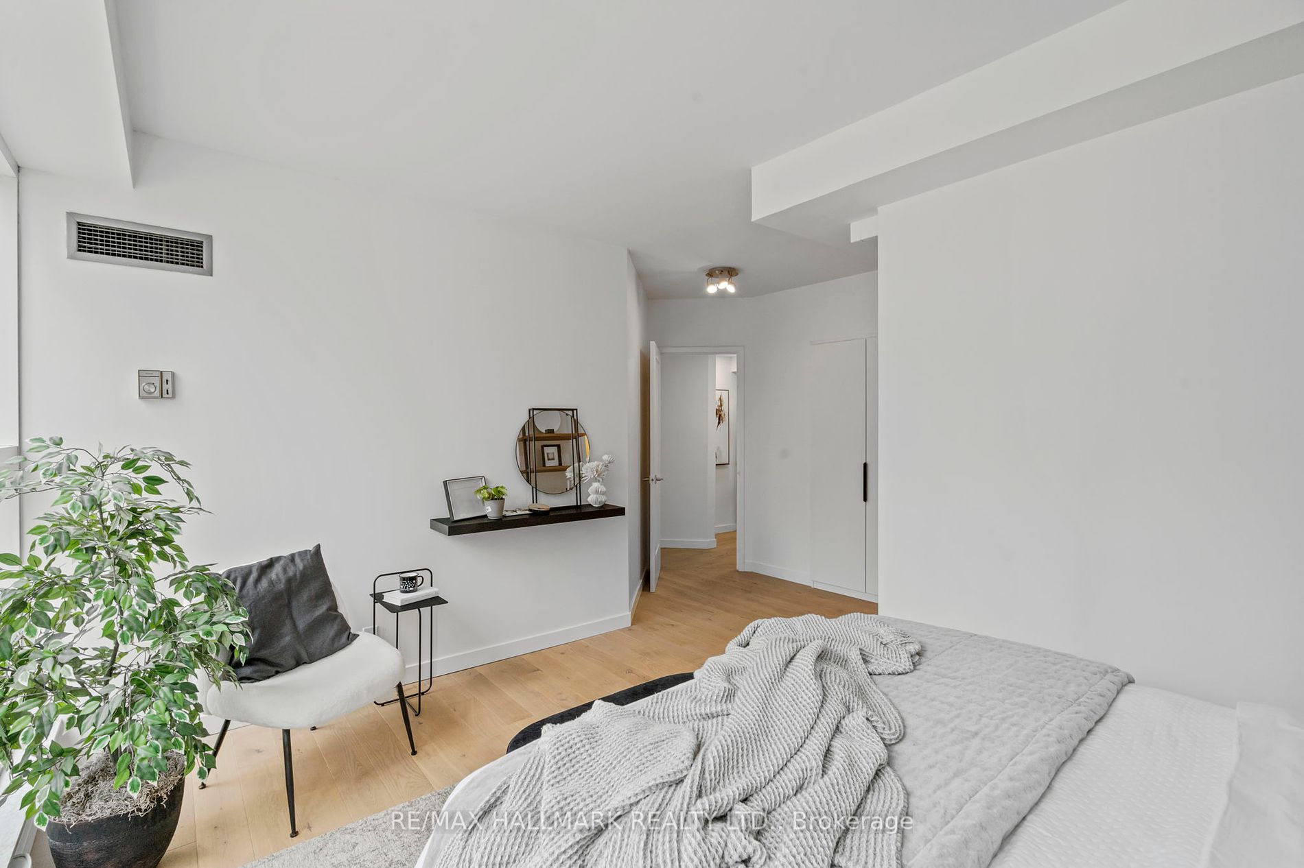 77 Harbour Sq, #502