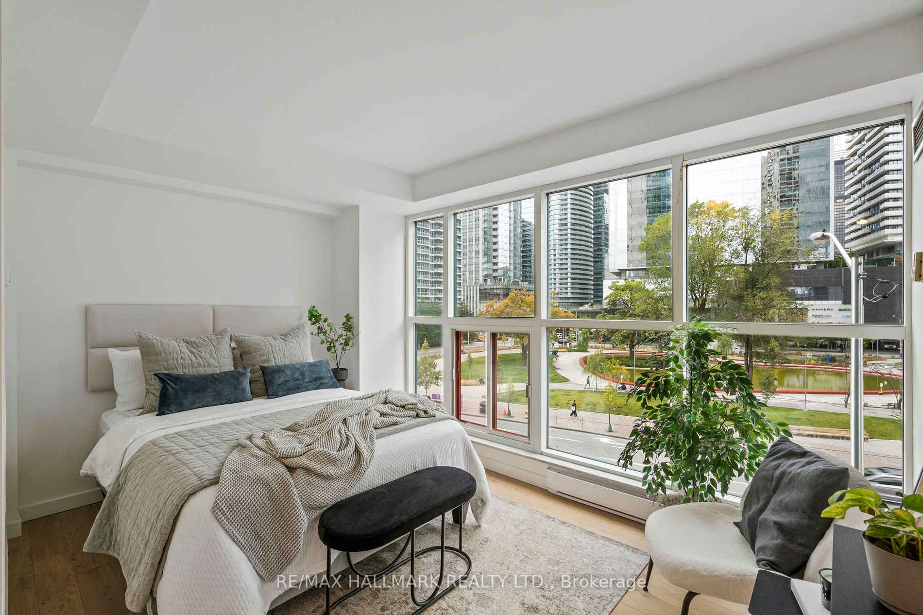 77 Harbour Sq, #502