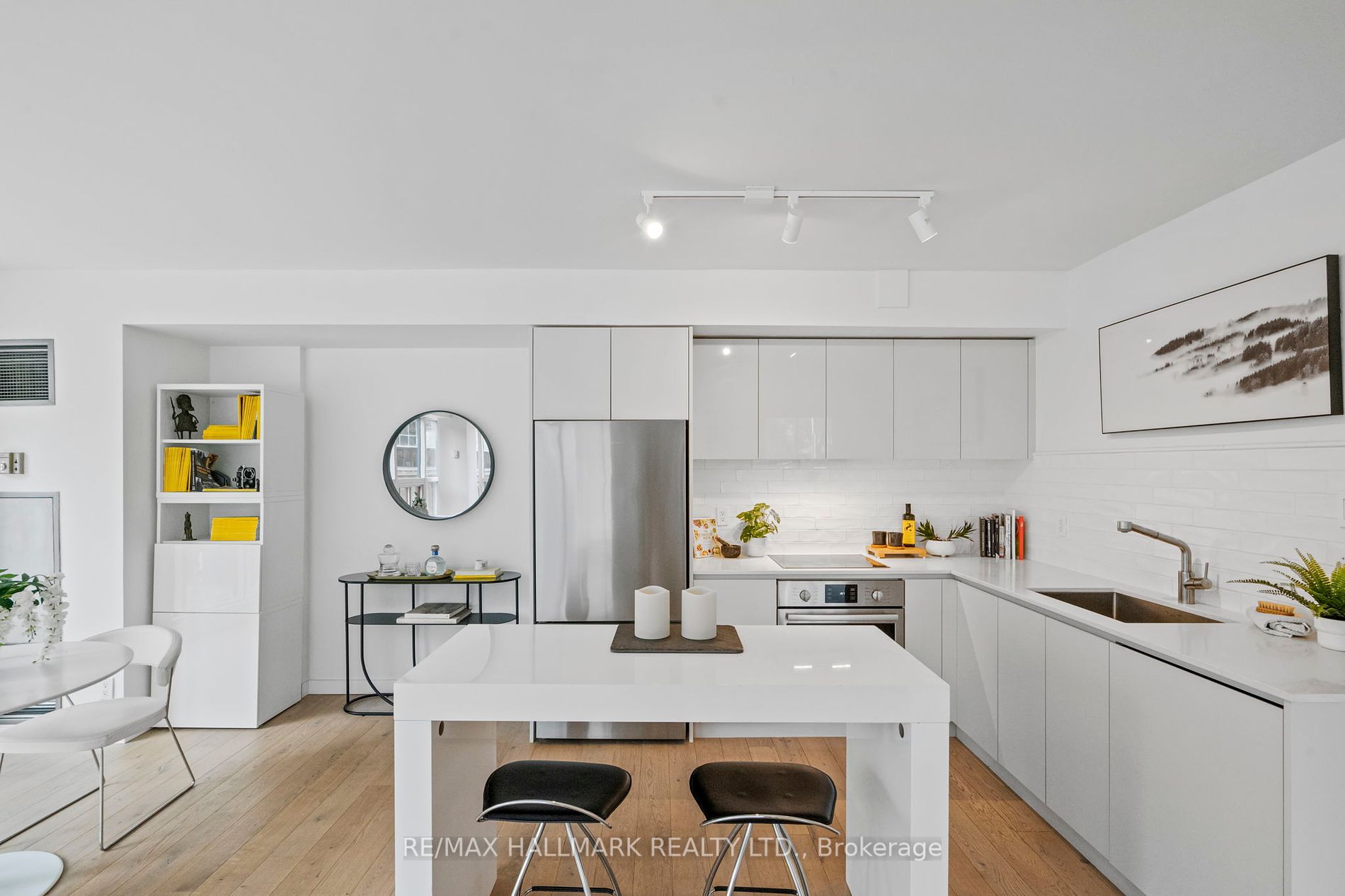 77 Harbour Sq, #502