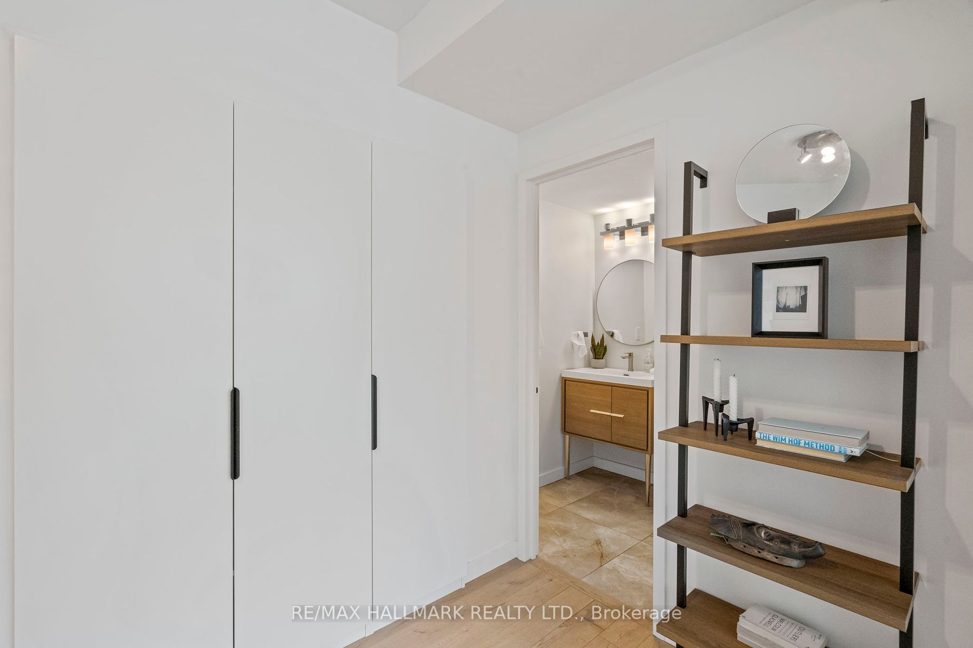 77 Harbour Sq, #502