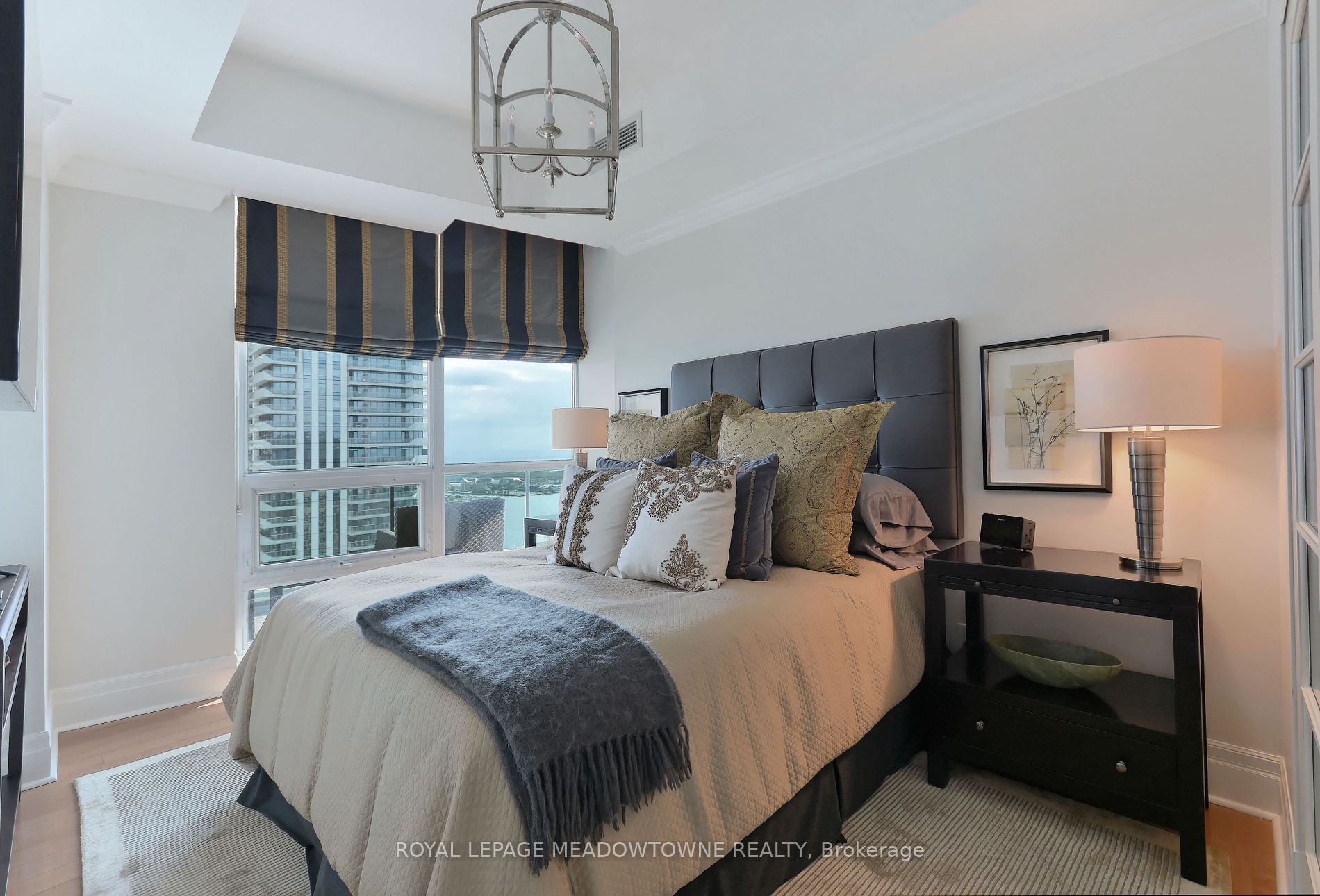 16 Yonge St, #4006