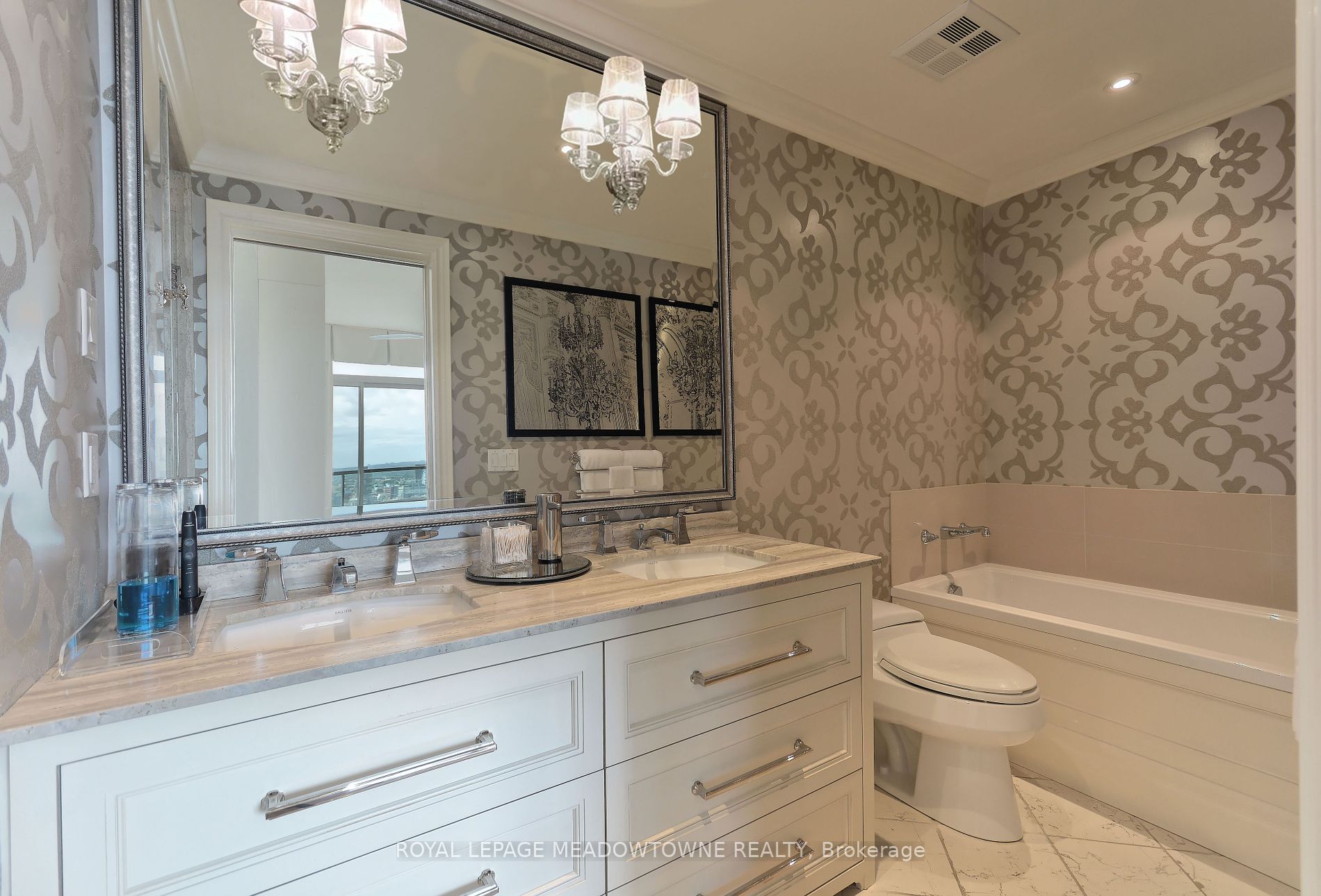 16 Yonge St, #4006
