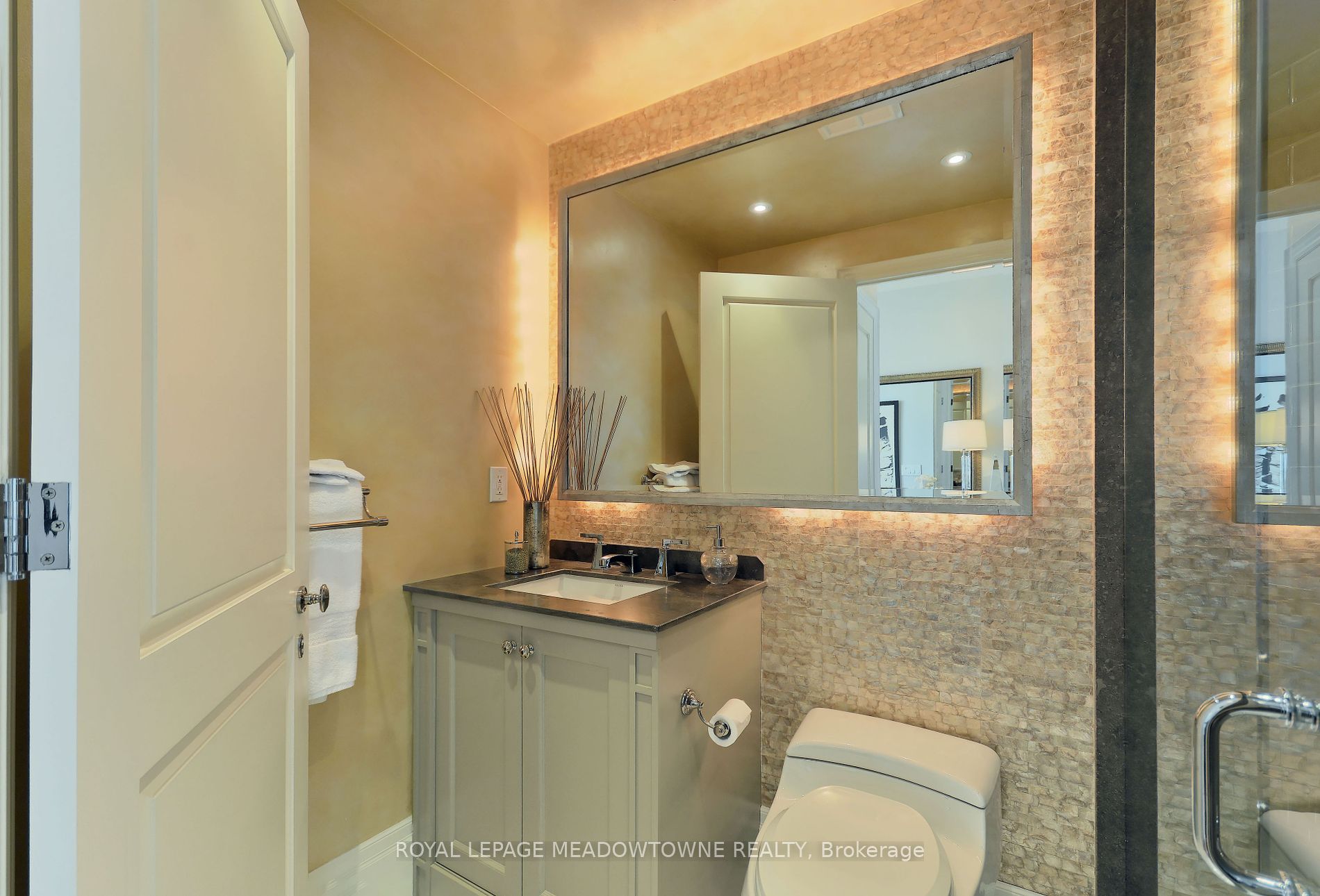 16 Yonge St, #4006