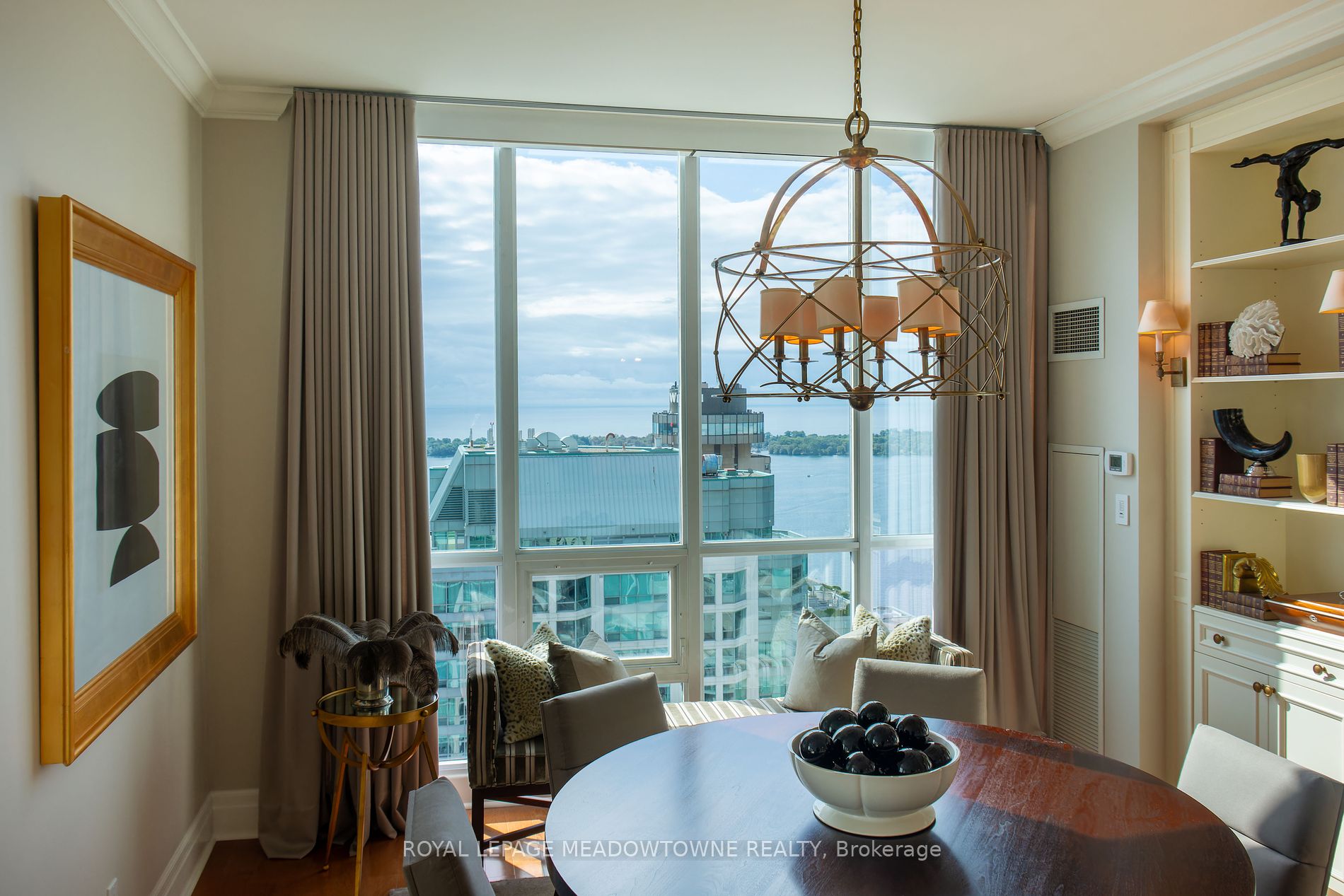 16 Yonge St, #4006