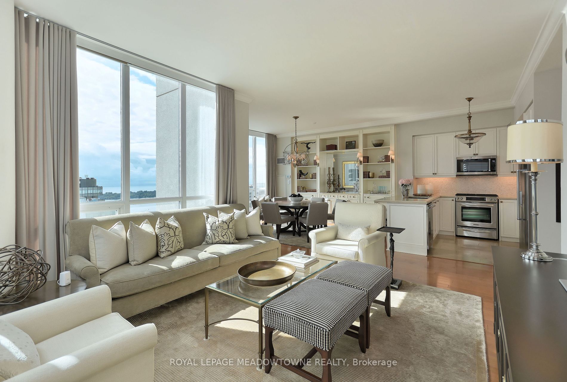 16 Yonge St, #4006