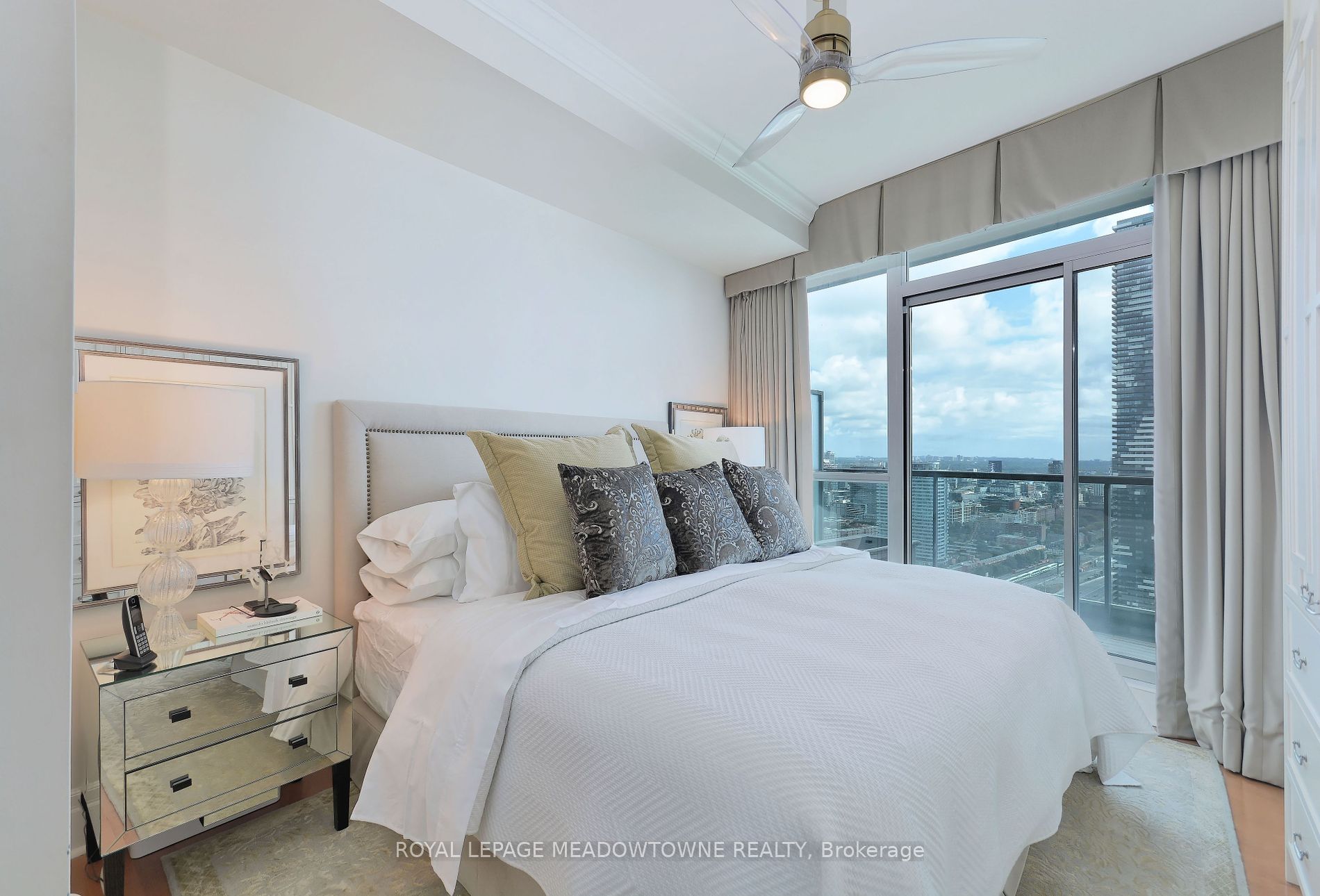 16 Yonge St, #4006