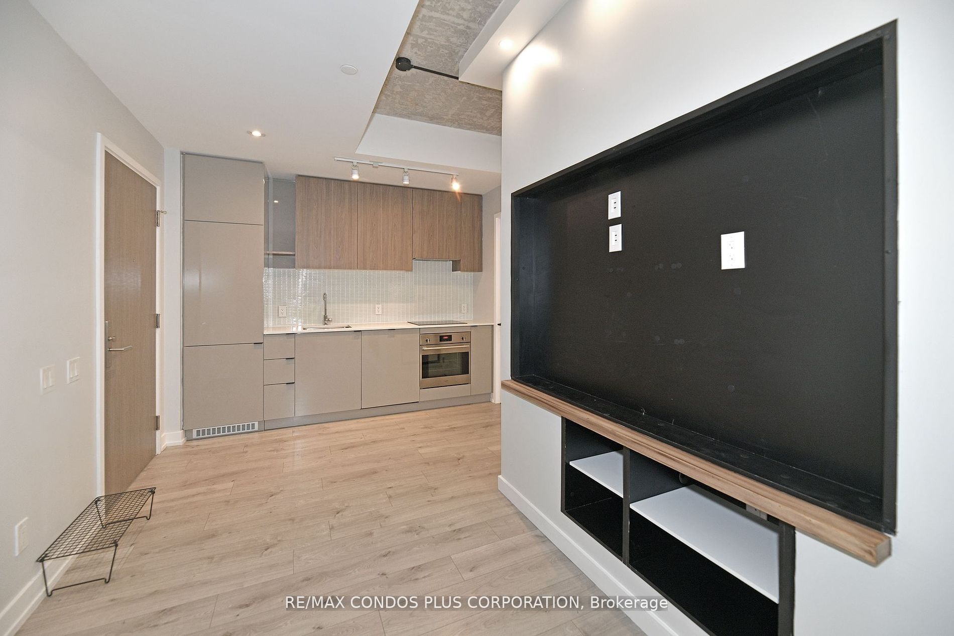 161 Roehampton Ave, #233