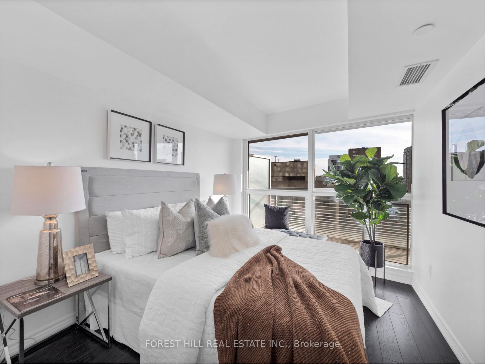 386 Yonge Street, #2105