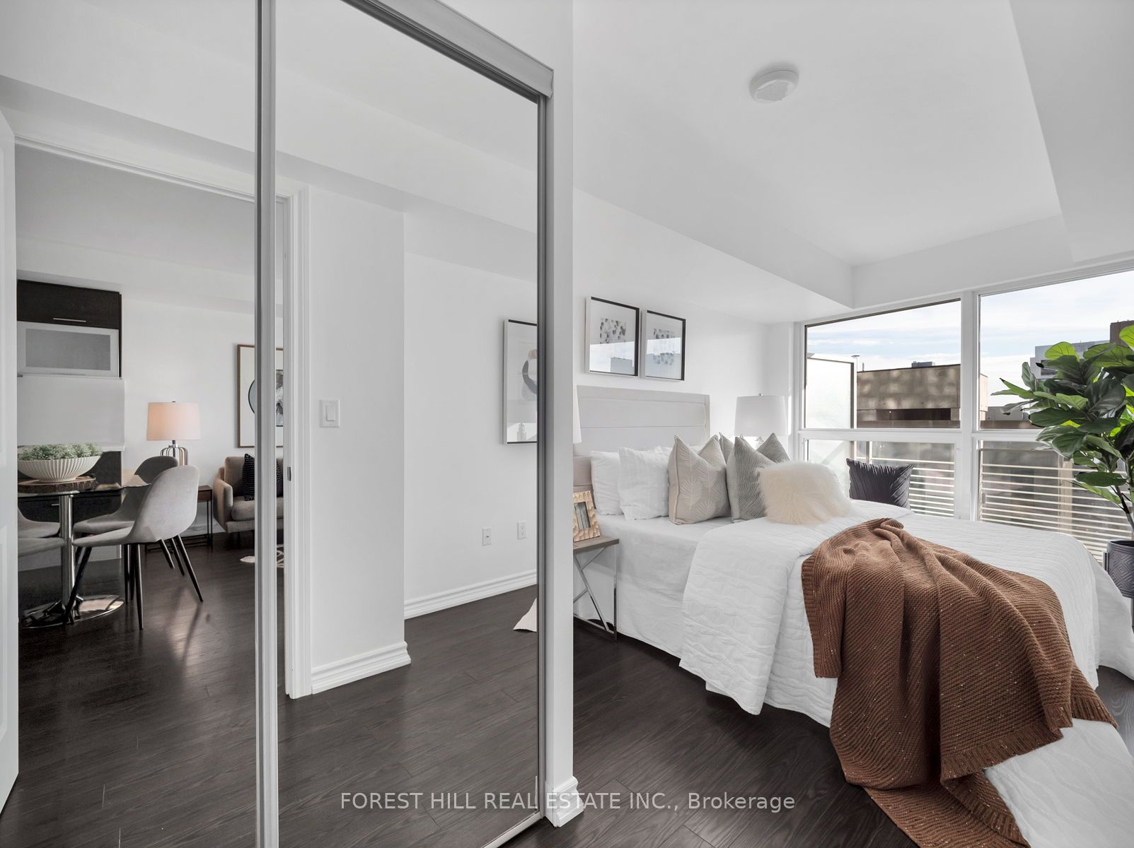 386 Yonge Street, #2105