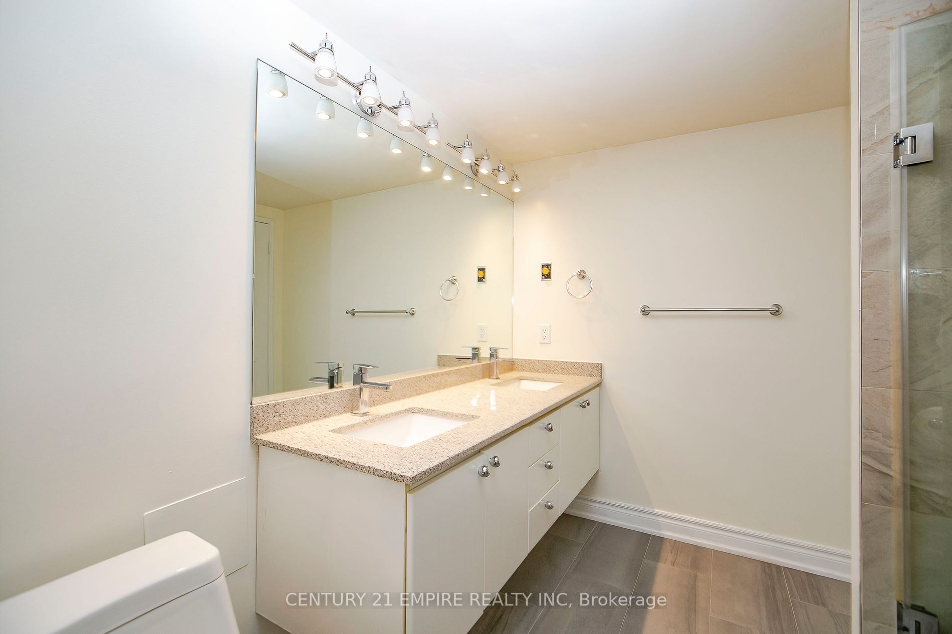 18 Hollywood Ave, #207