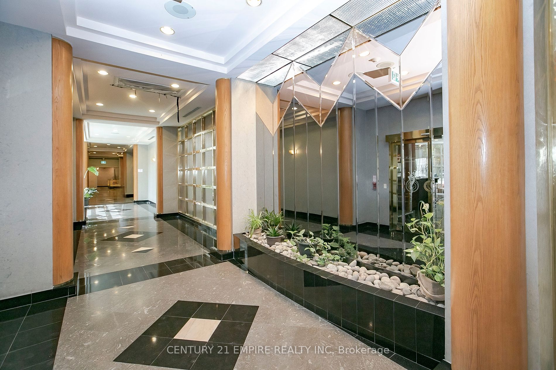 18 Hollywood Ave, #207