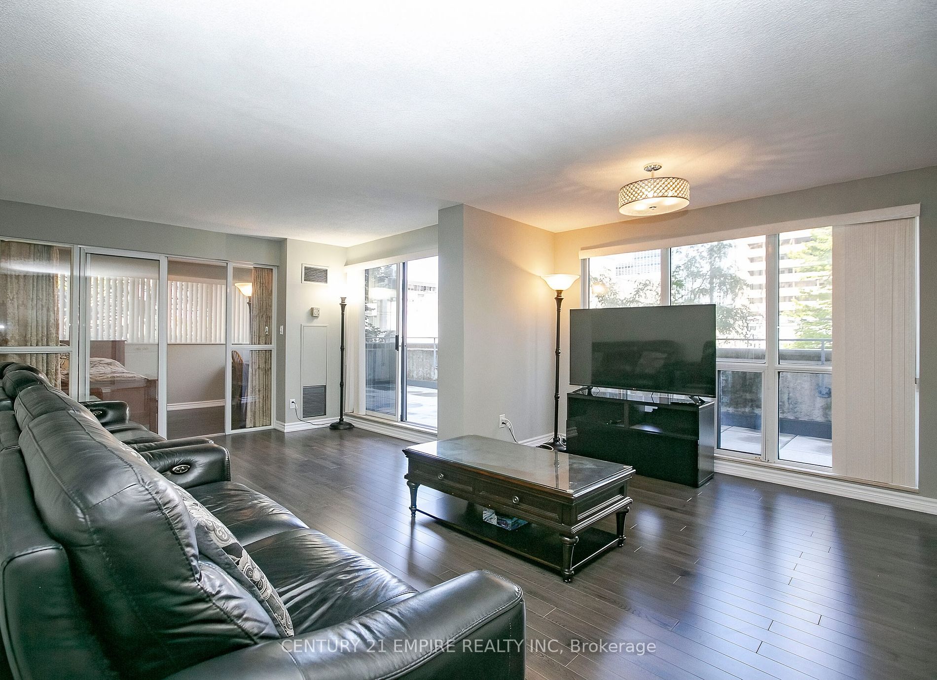 18 Hollywood Ave, #207