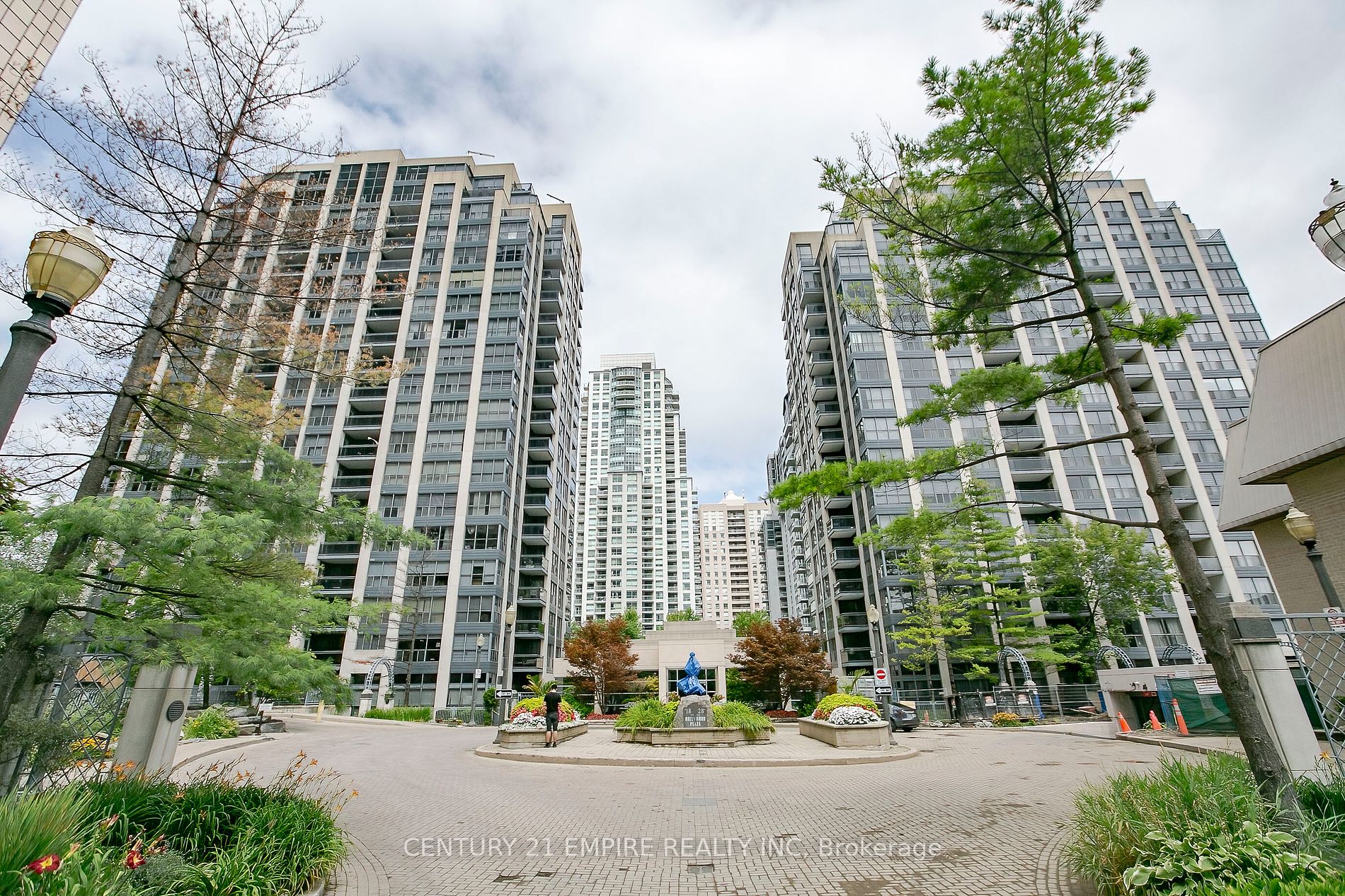 18 Hollywood Ave, #207
