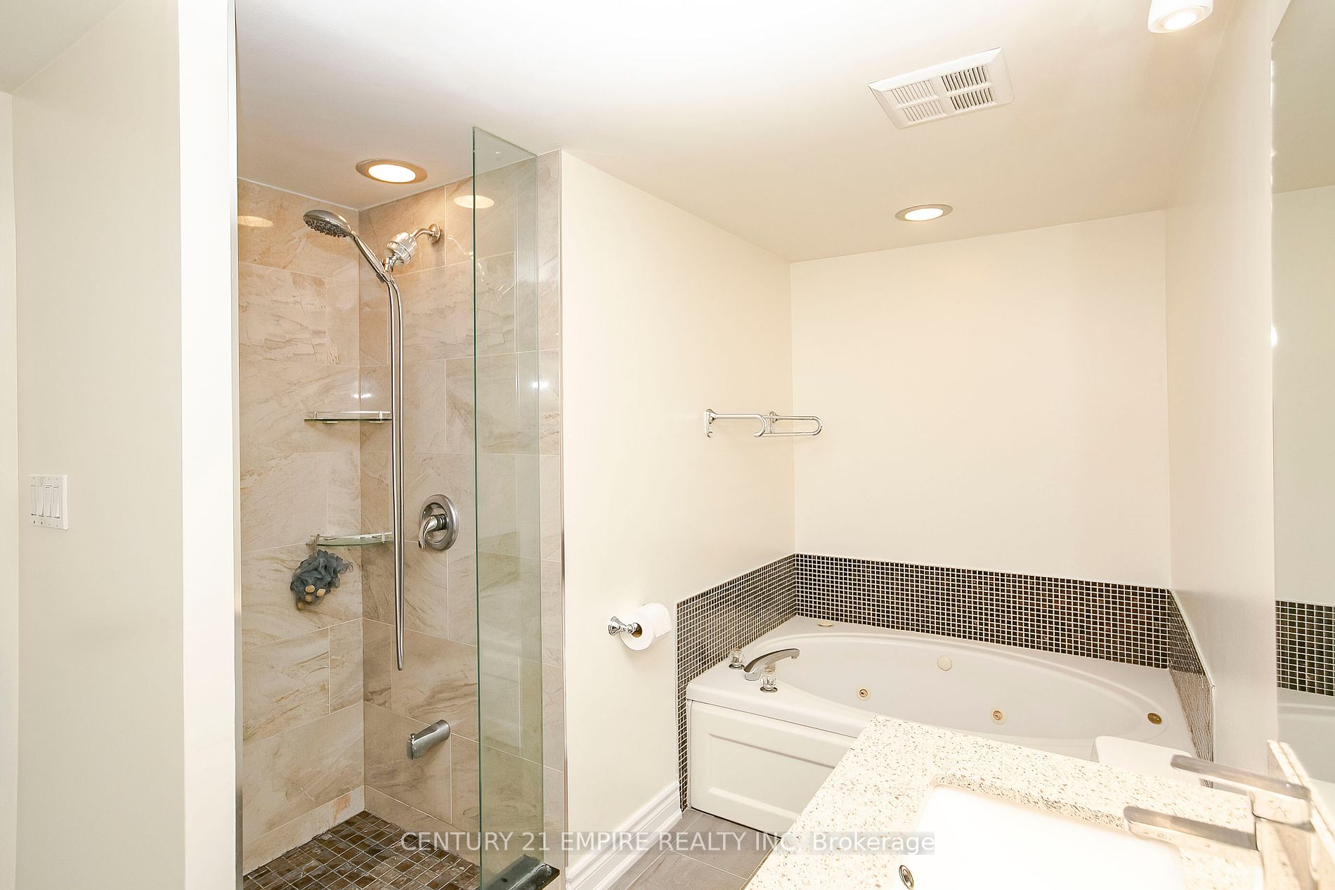 18 Hollywood Ave, #207