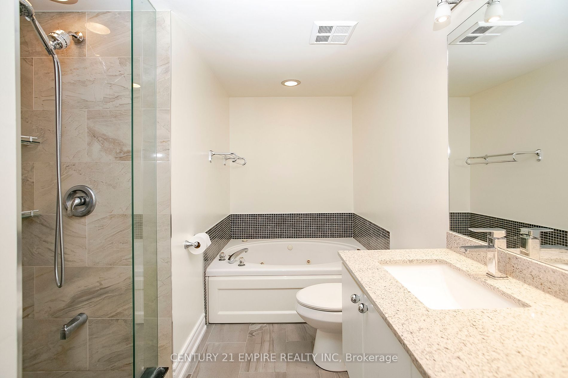 18 Hollywood Ave, #207
