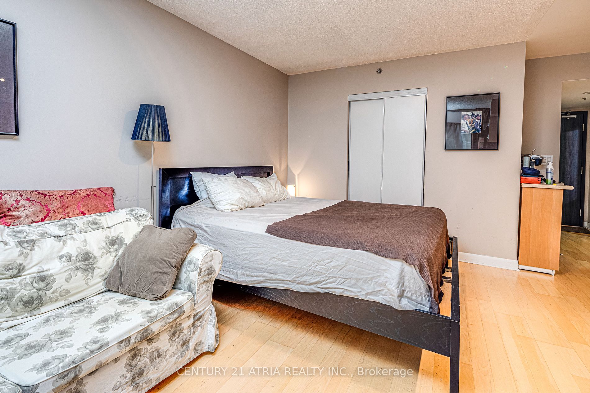 210 Victoria St, #809