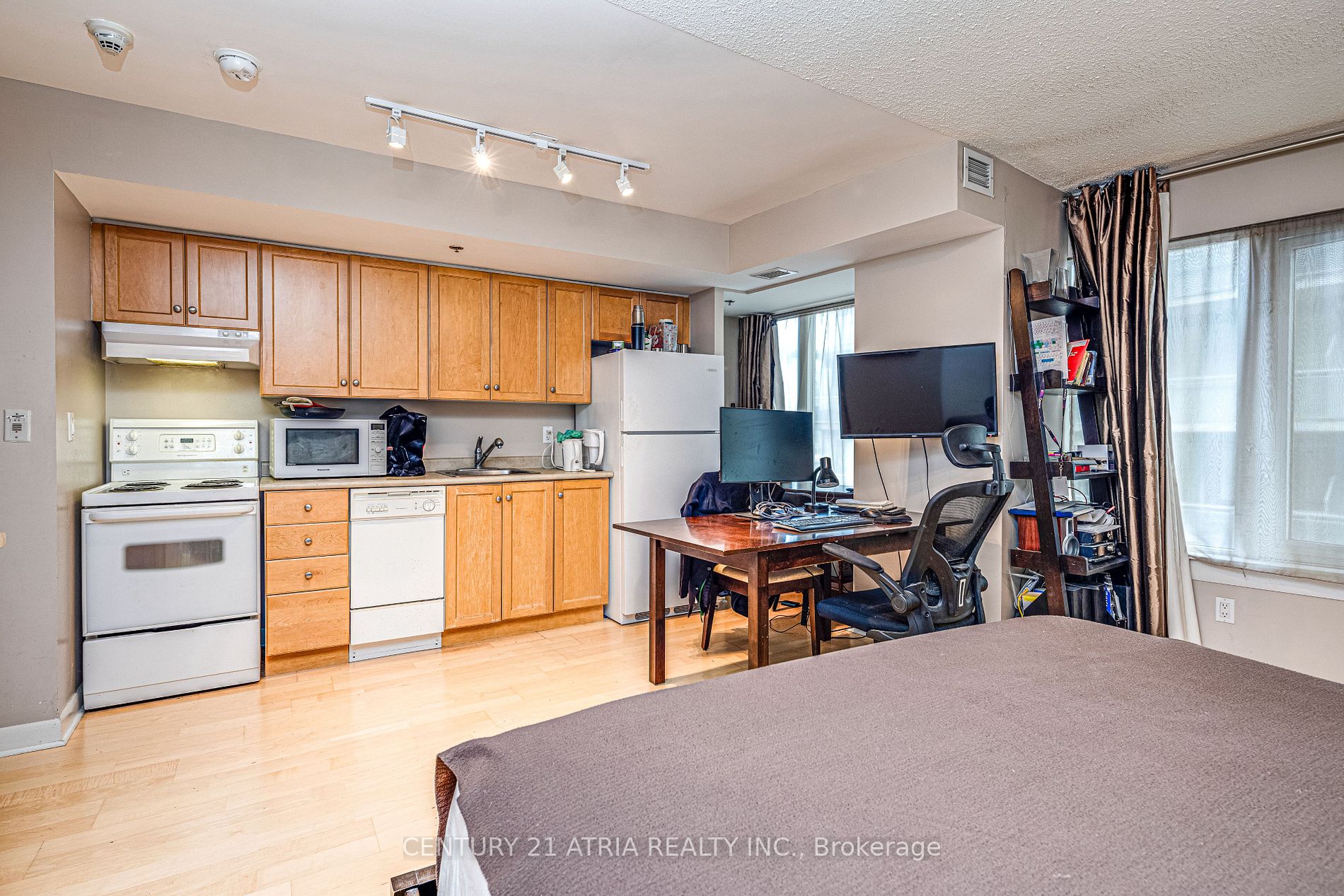 210 Victoria St, #809