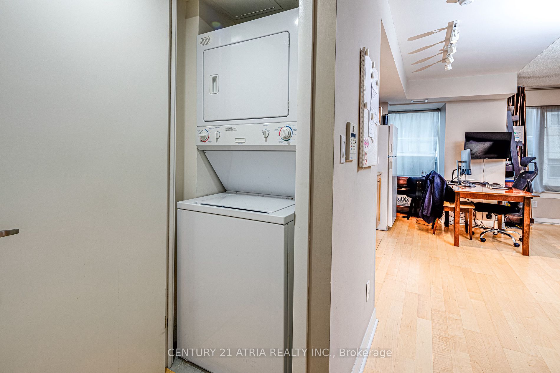 210 Victoria St, #809