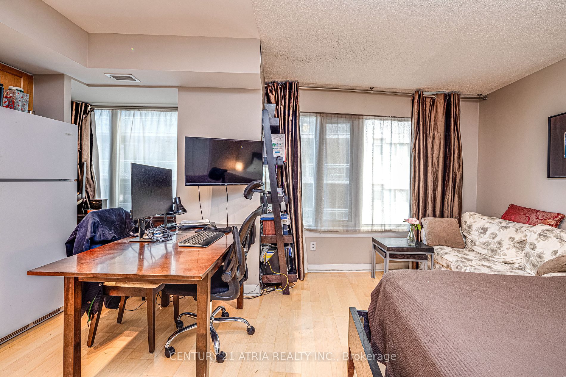 210 Victoria St, #809
