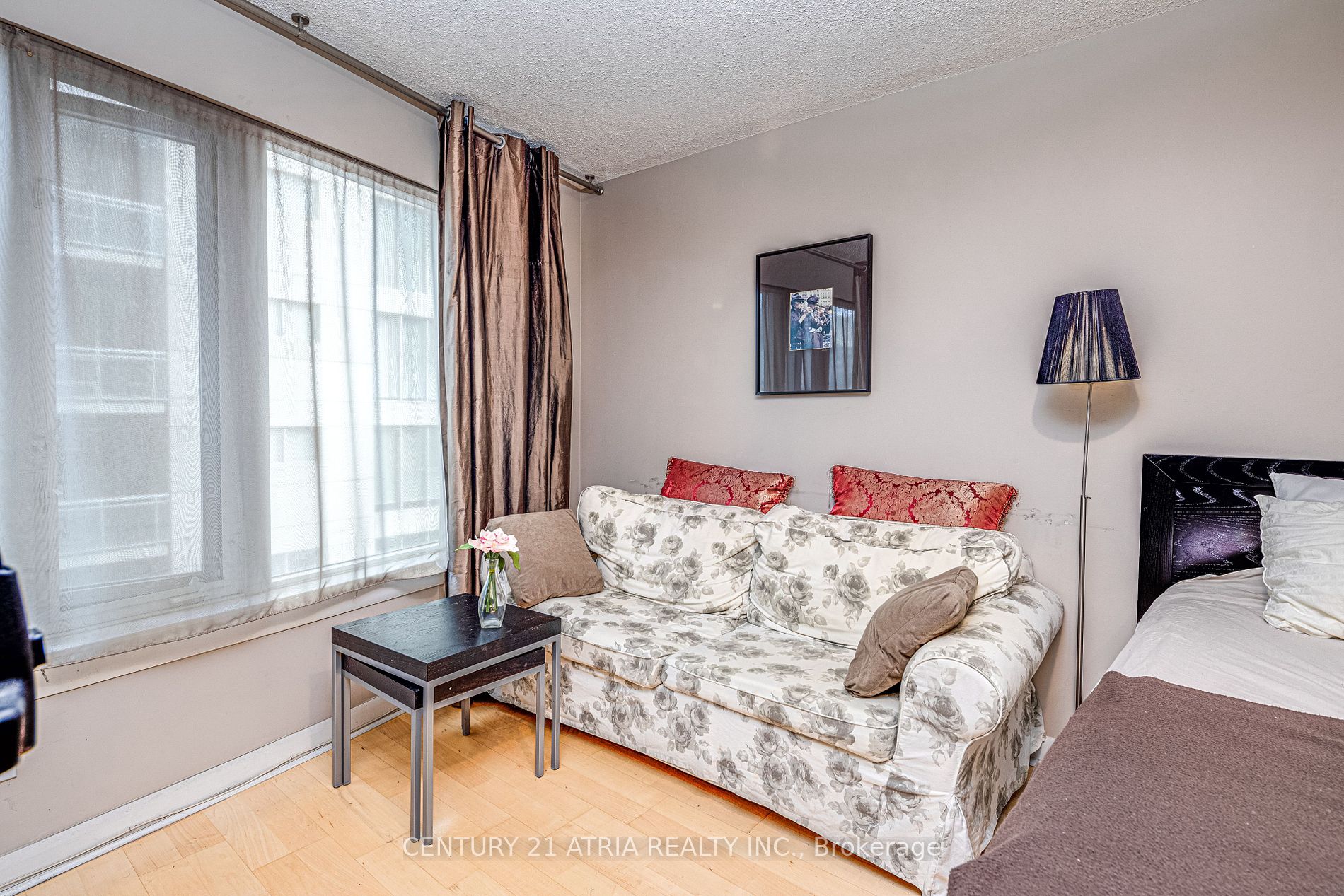 210 Victoria St, #809