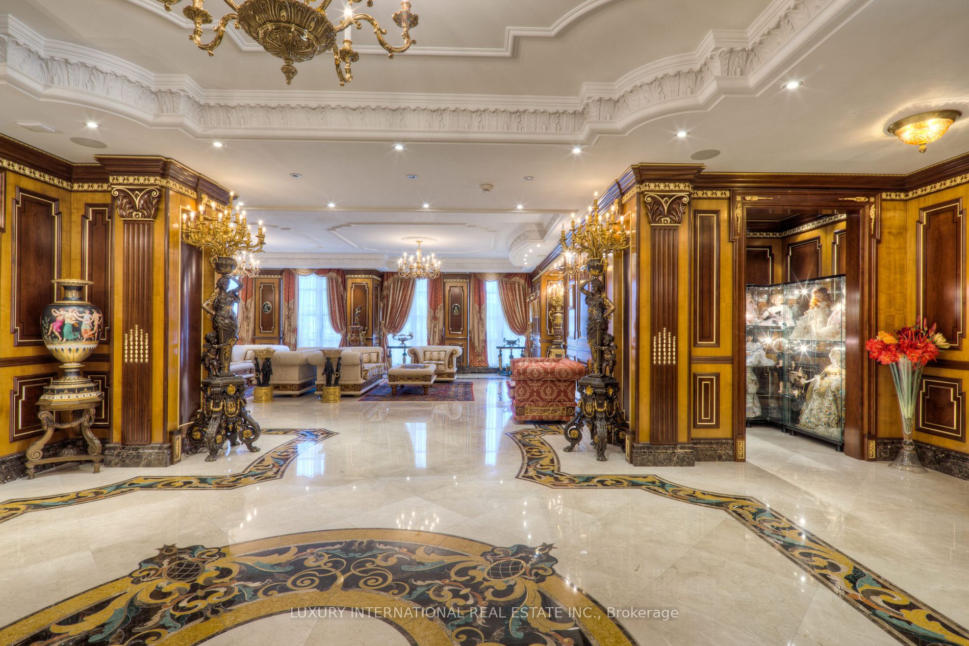 118 Yorkville Ave, #703