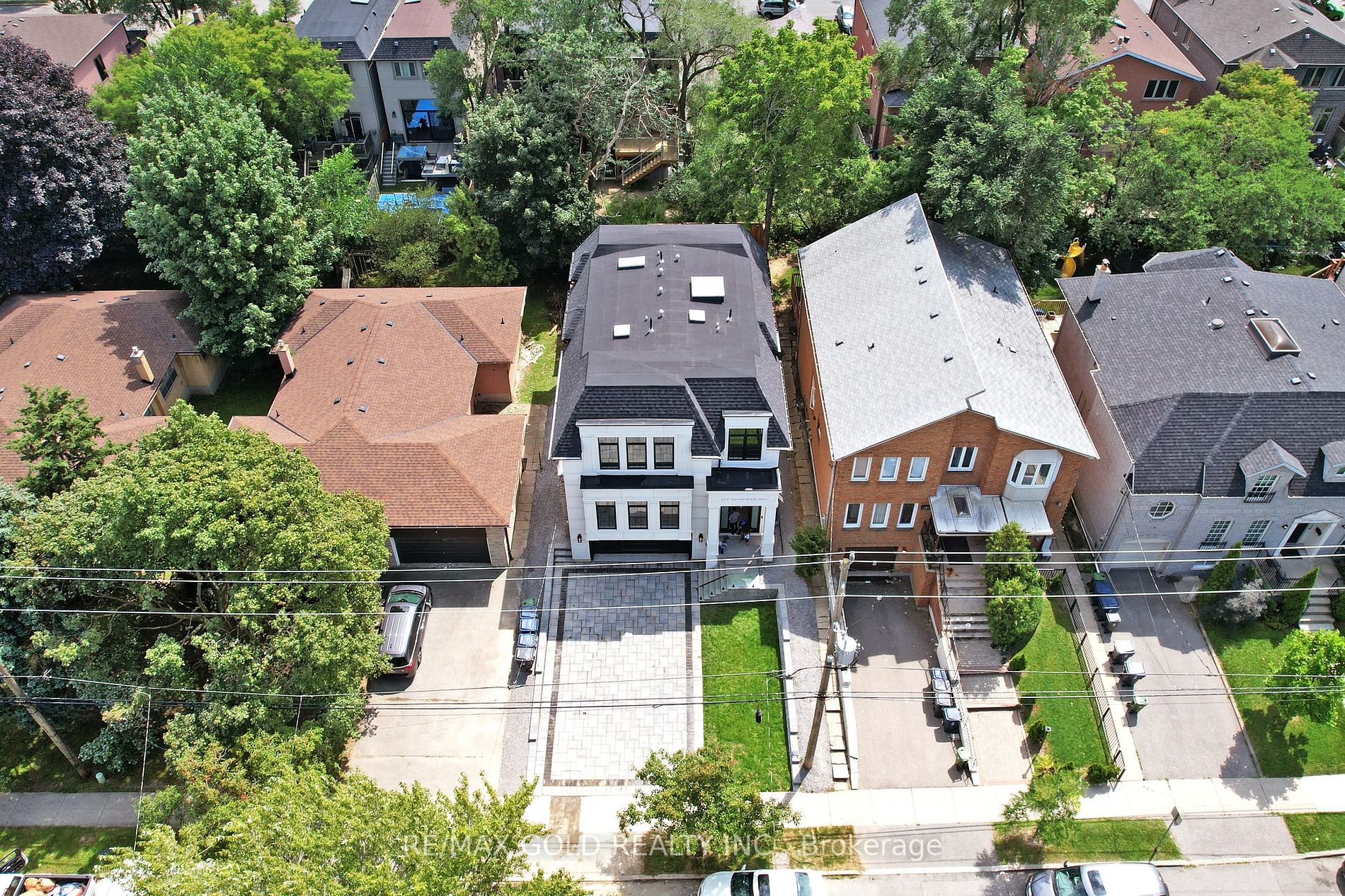 233 Carmichael Avenue E