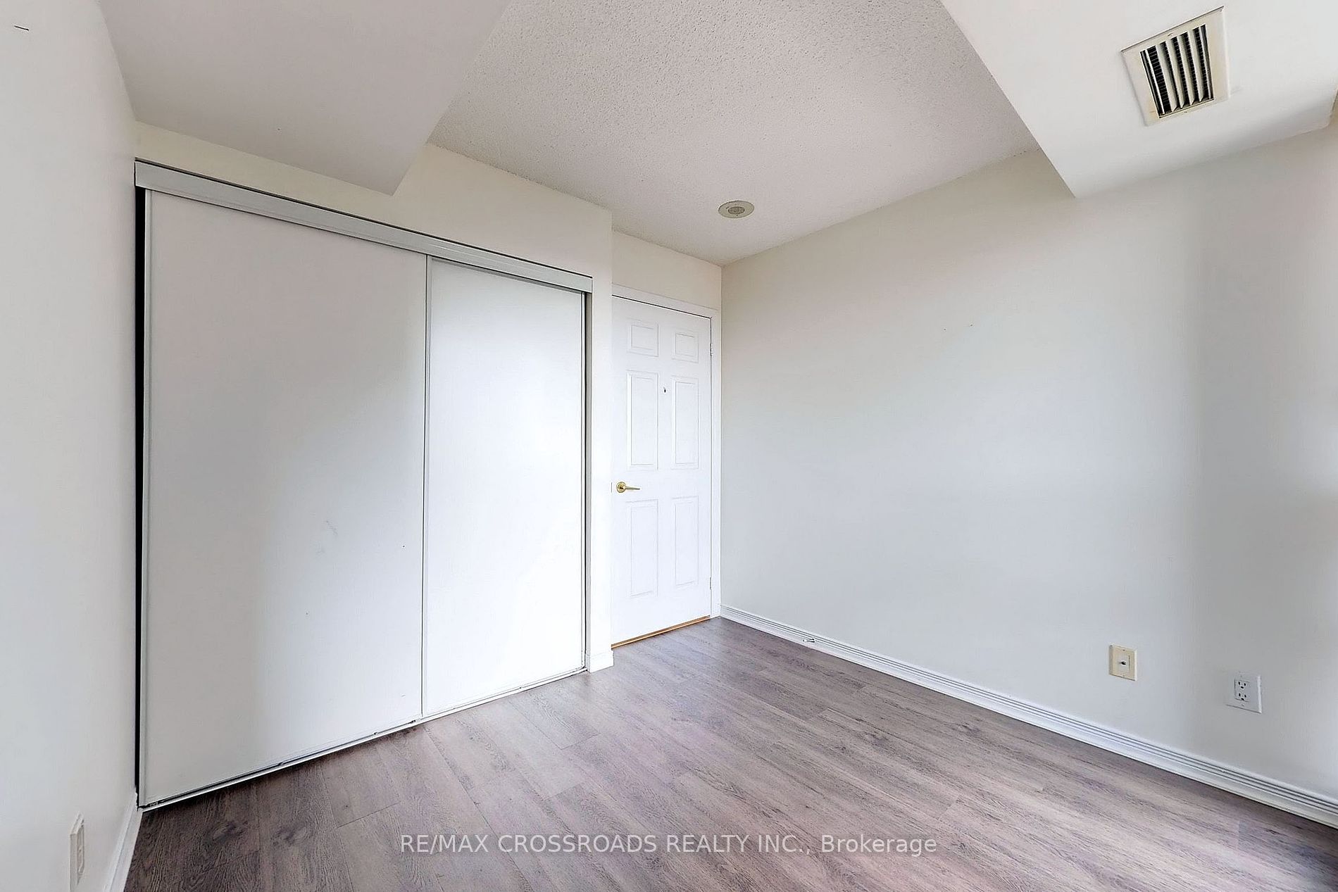 5500 Yonge St, #805