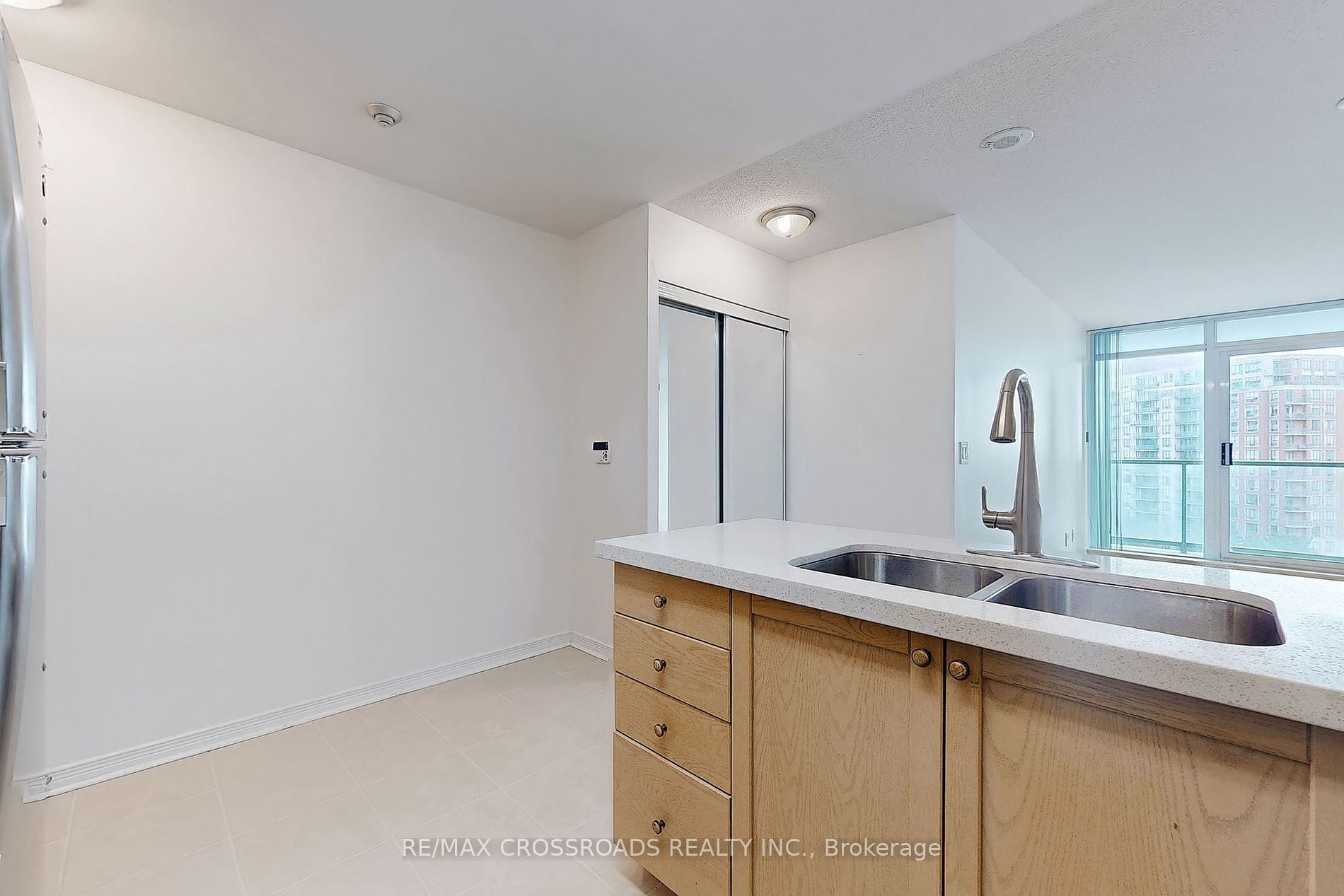 5500 Yonge St, #805