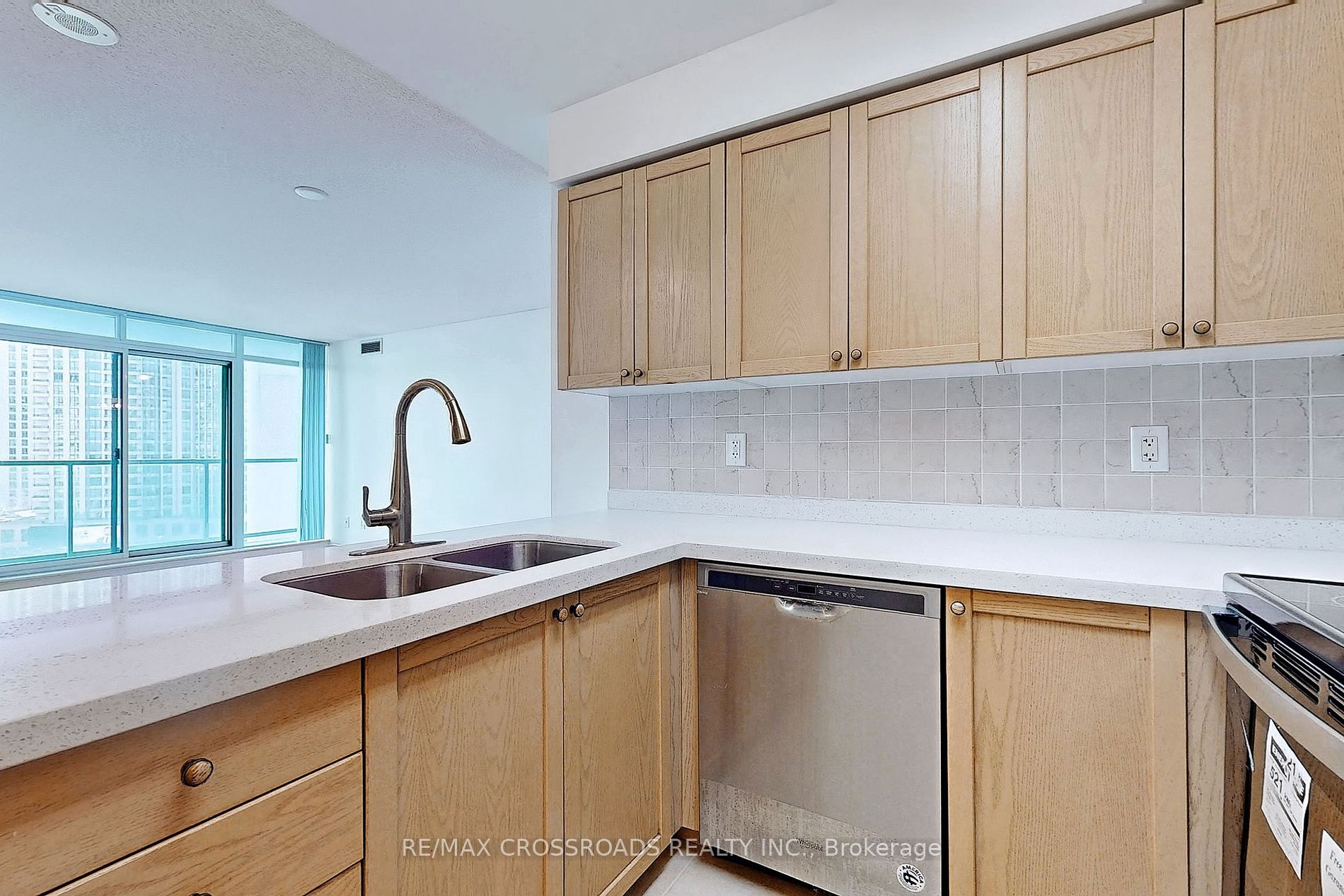 5500 Yonge St, #805