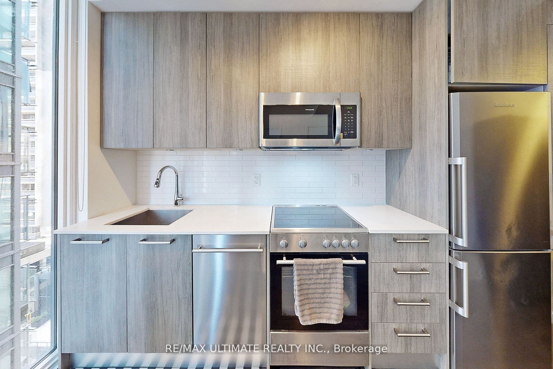 28 Wellesley St E, #810