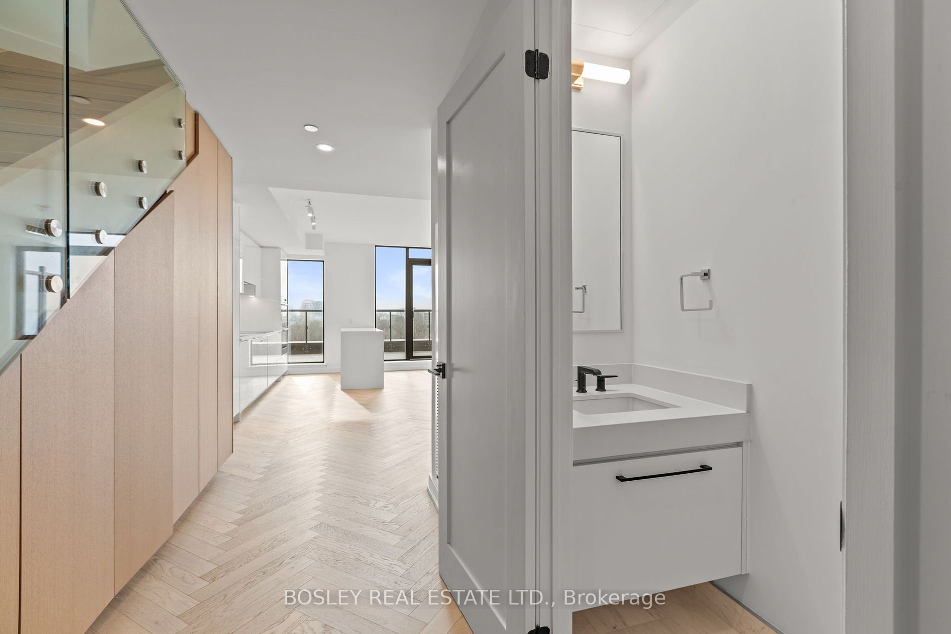 899 College St, #616