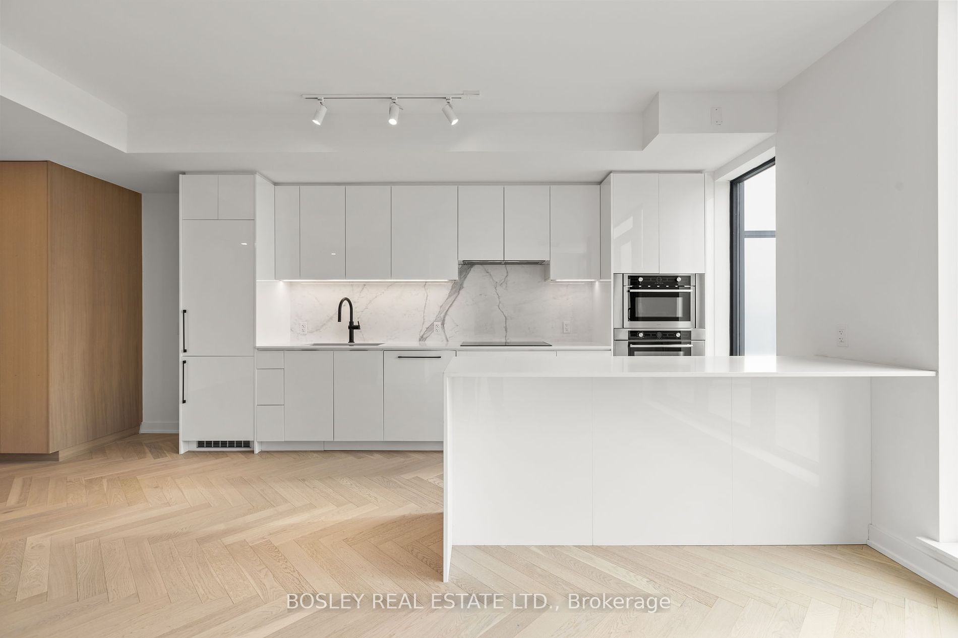 899 College St, #616
