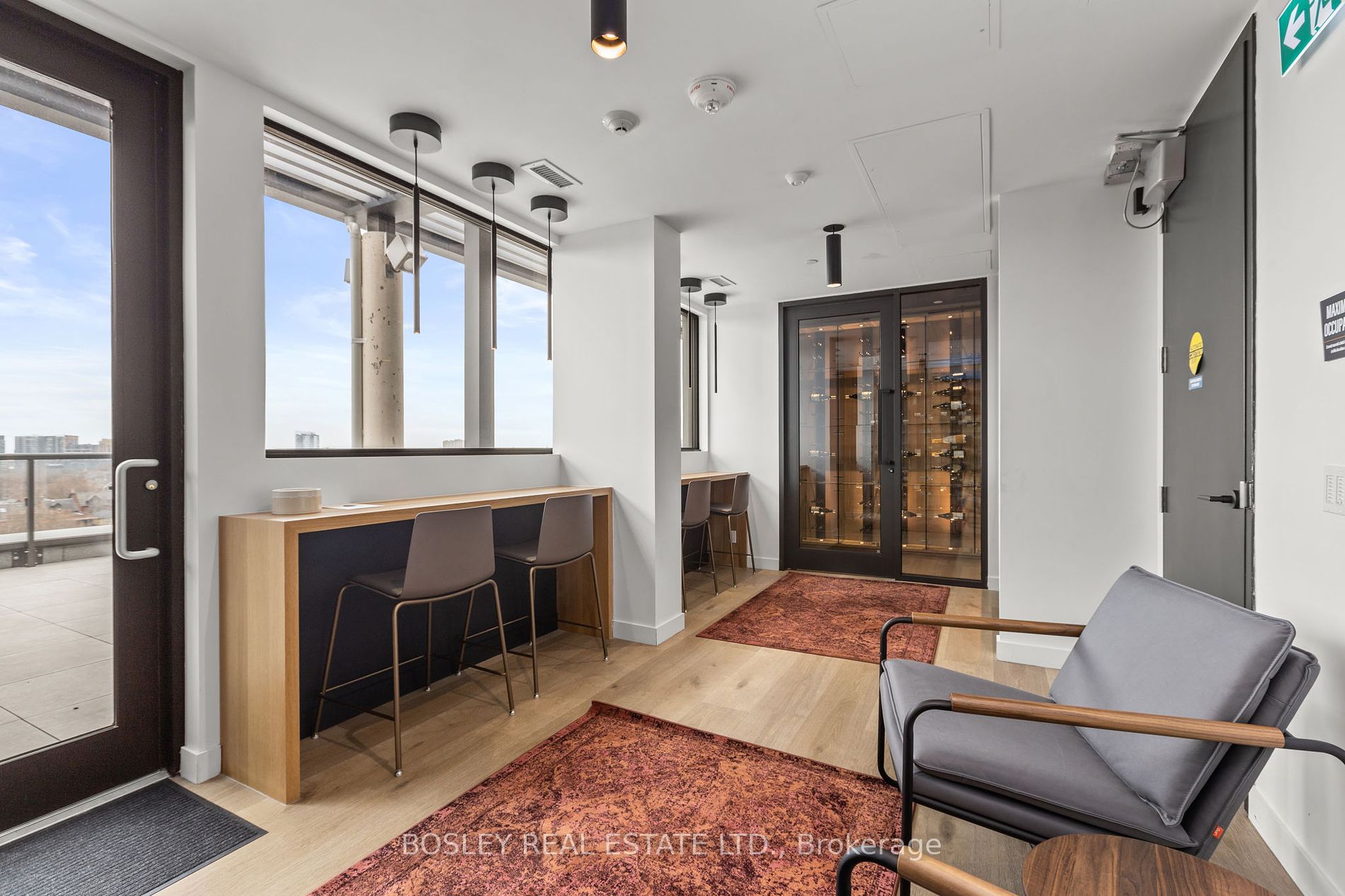 899 College St, #616