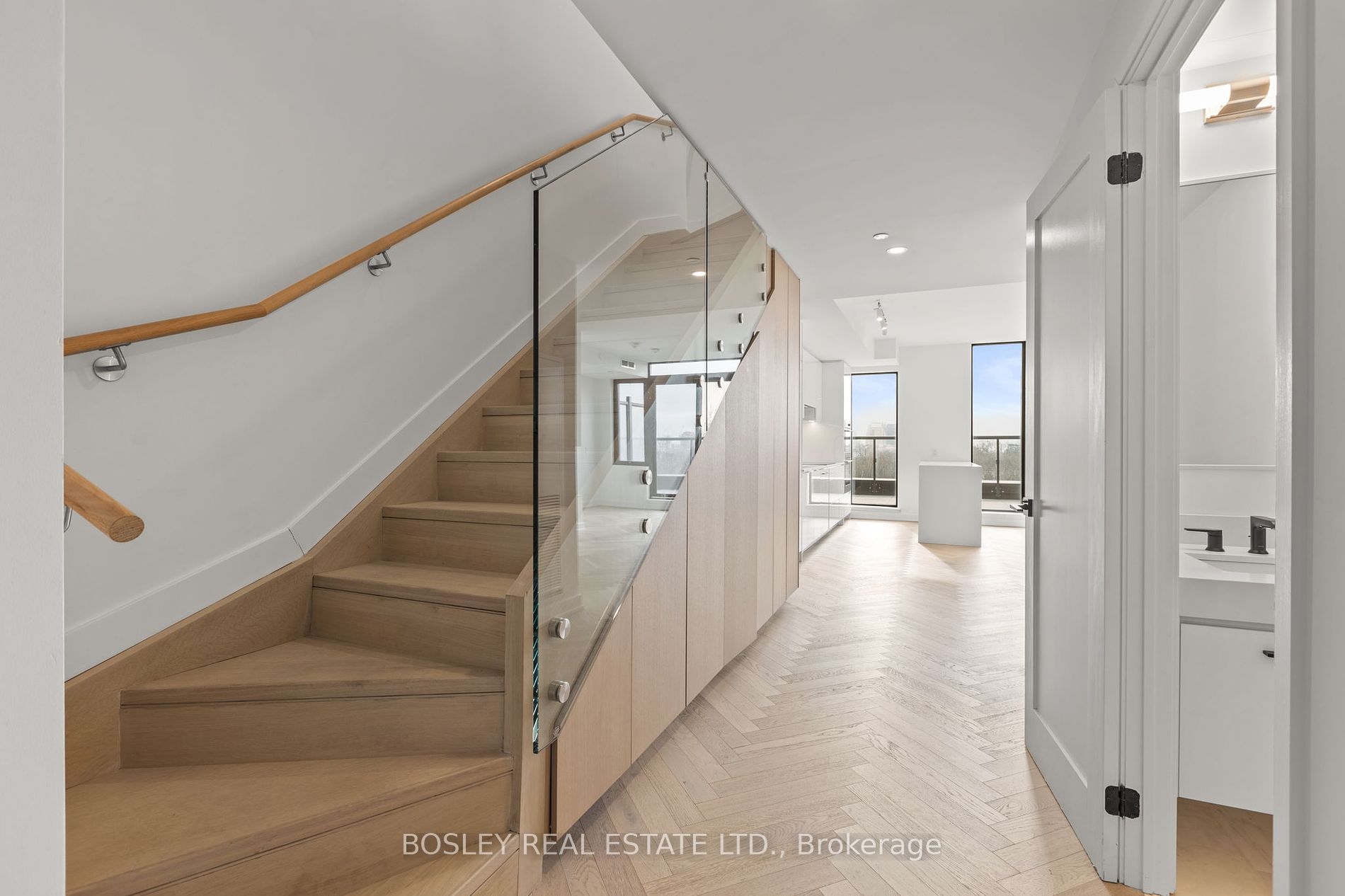 899 College St, #616