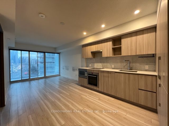 17 Bathurst Street, #911