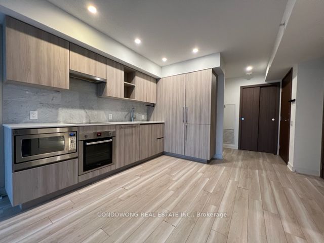 17 Bathurst Street, #911