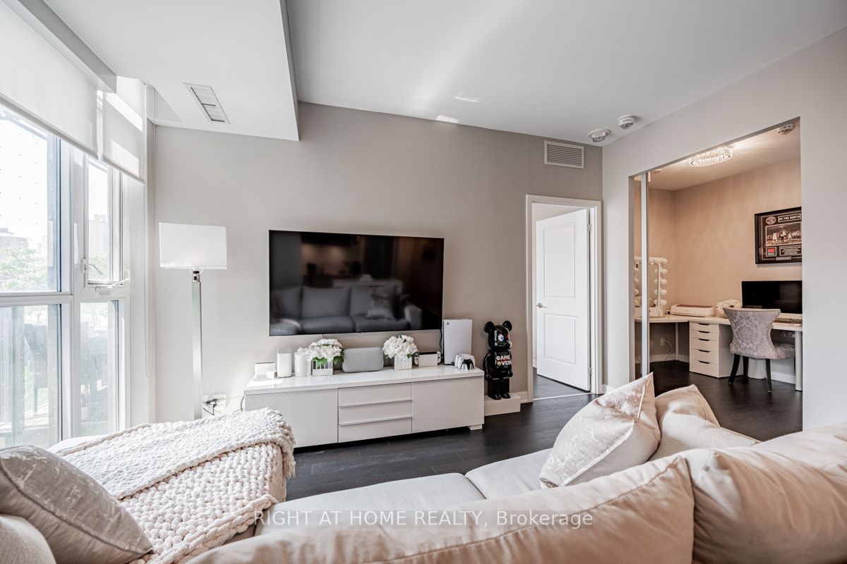 120 Parliament St, #405