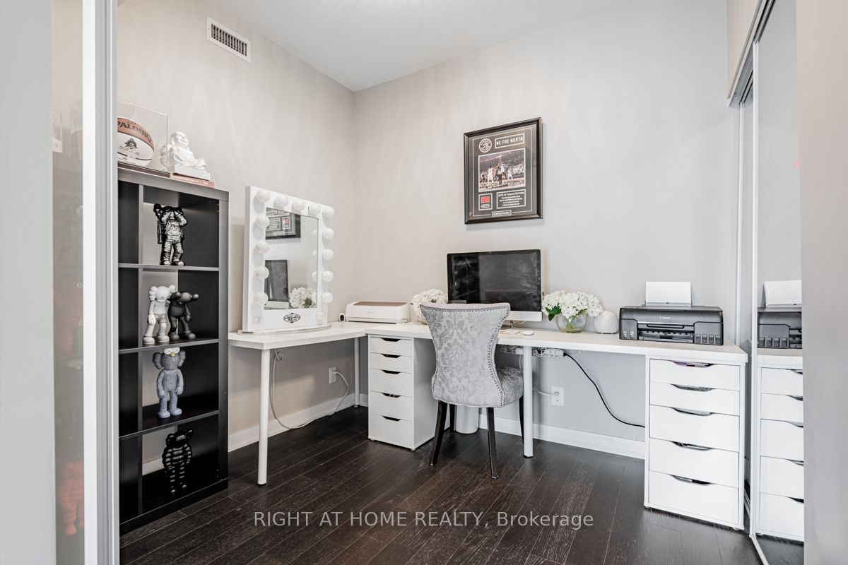 120 Parliament St, #405
