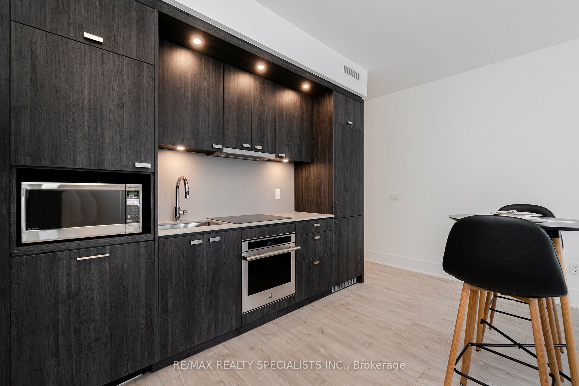 470 FRONT Street W #815