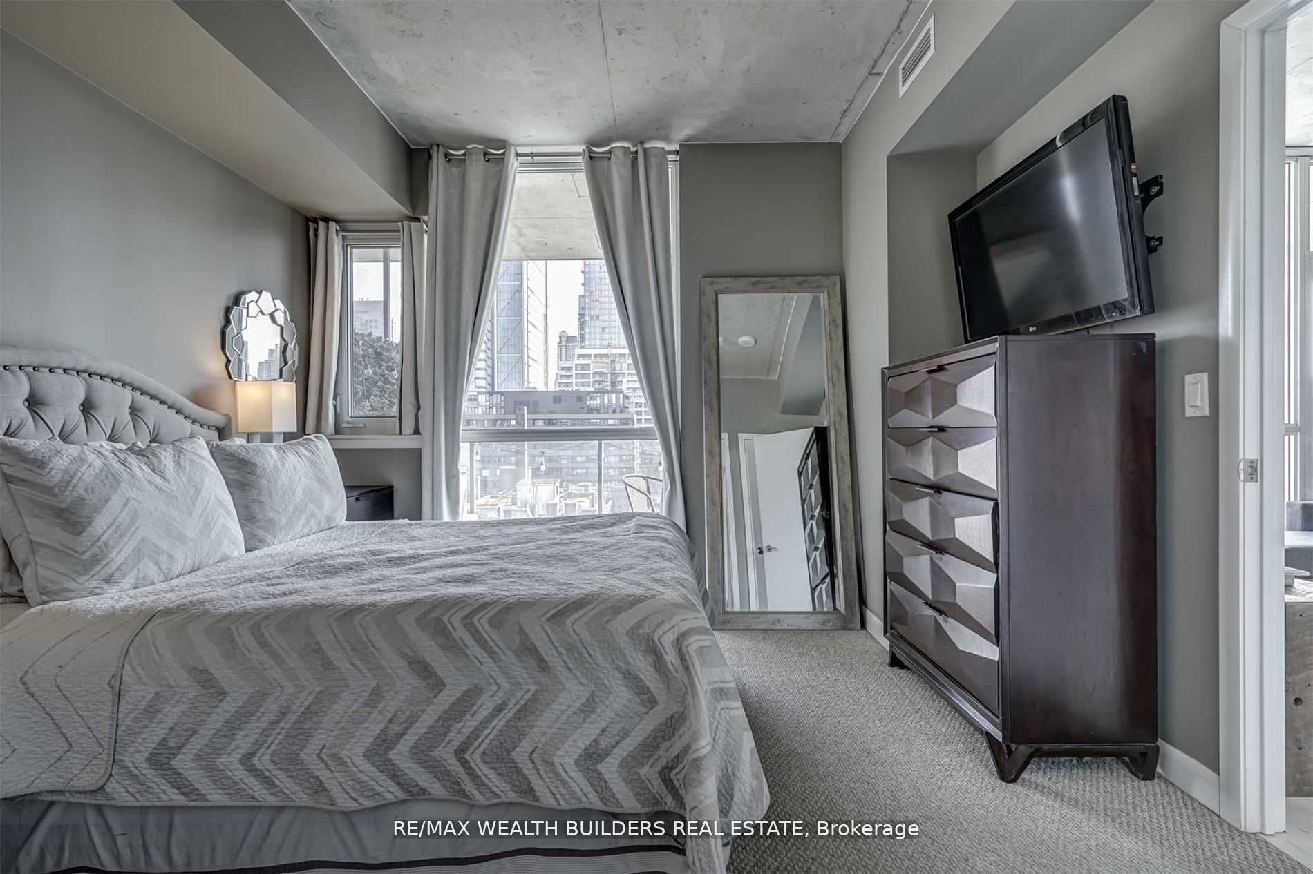 478 King Street W, #812