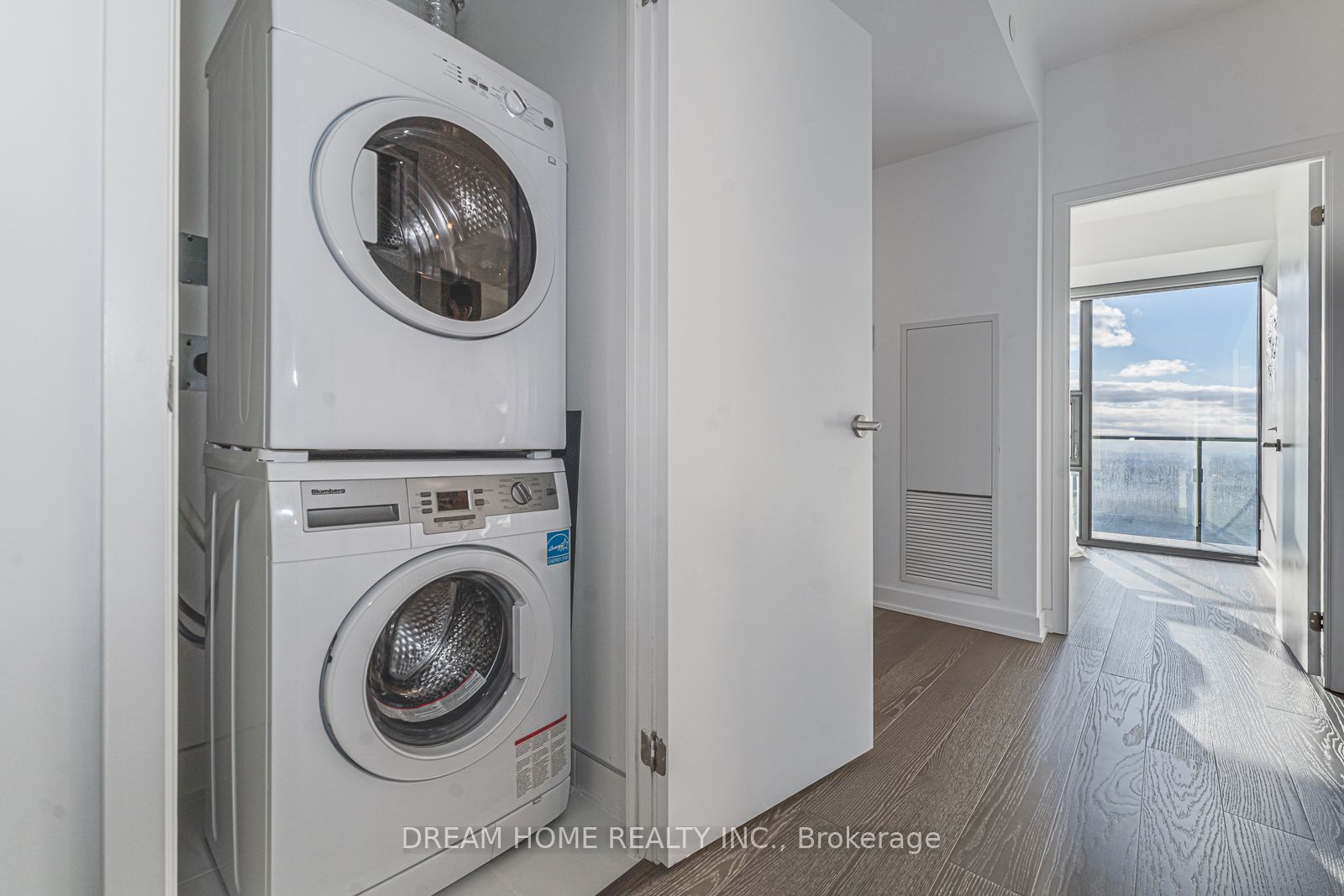 11 Wellesley St W, #5906