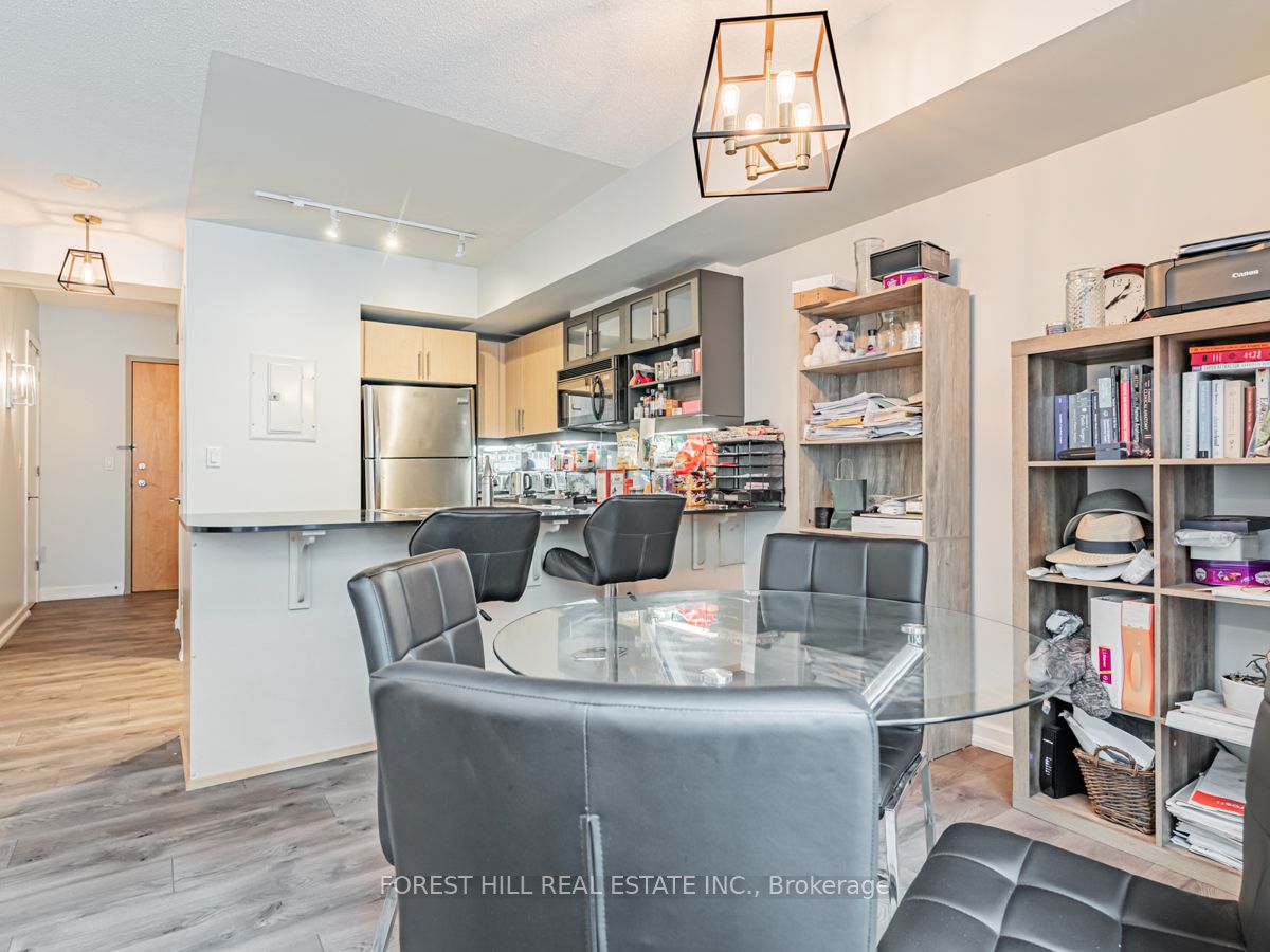 350 Wellington Street W #424