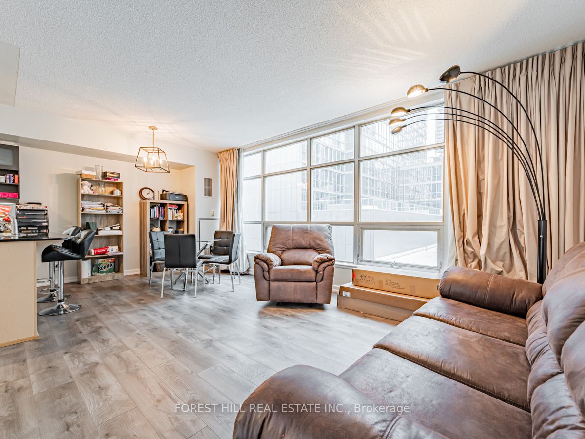 350 Wellington Street W #424