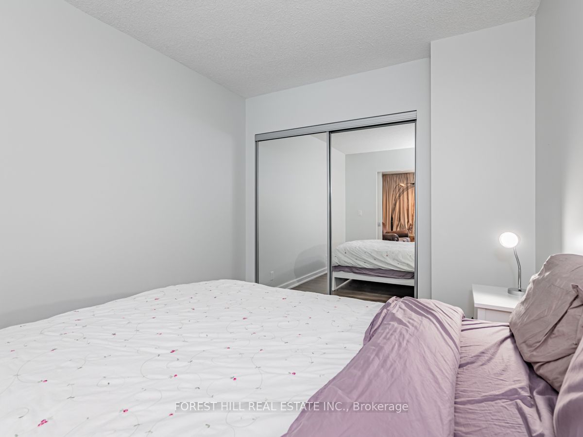 350 Wellington Street W #424